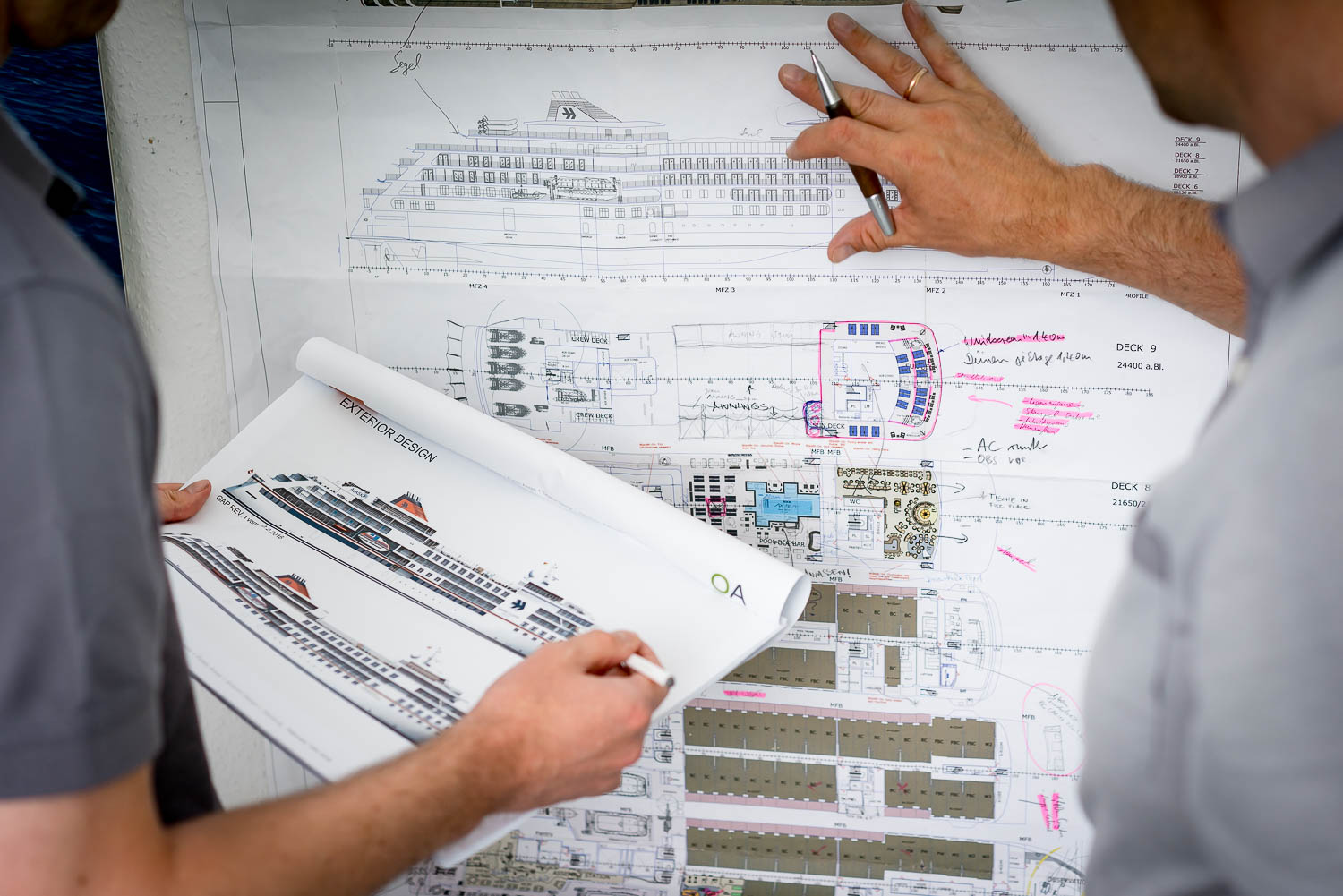 Architekten besprechen Schiffspläne an der Wand