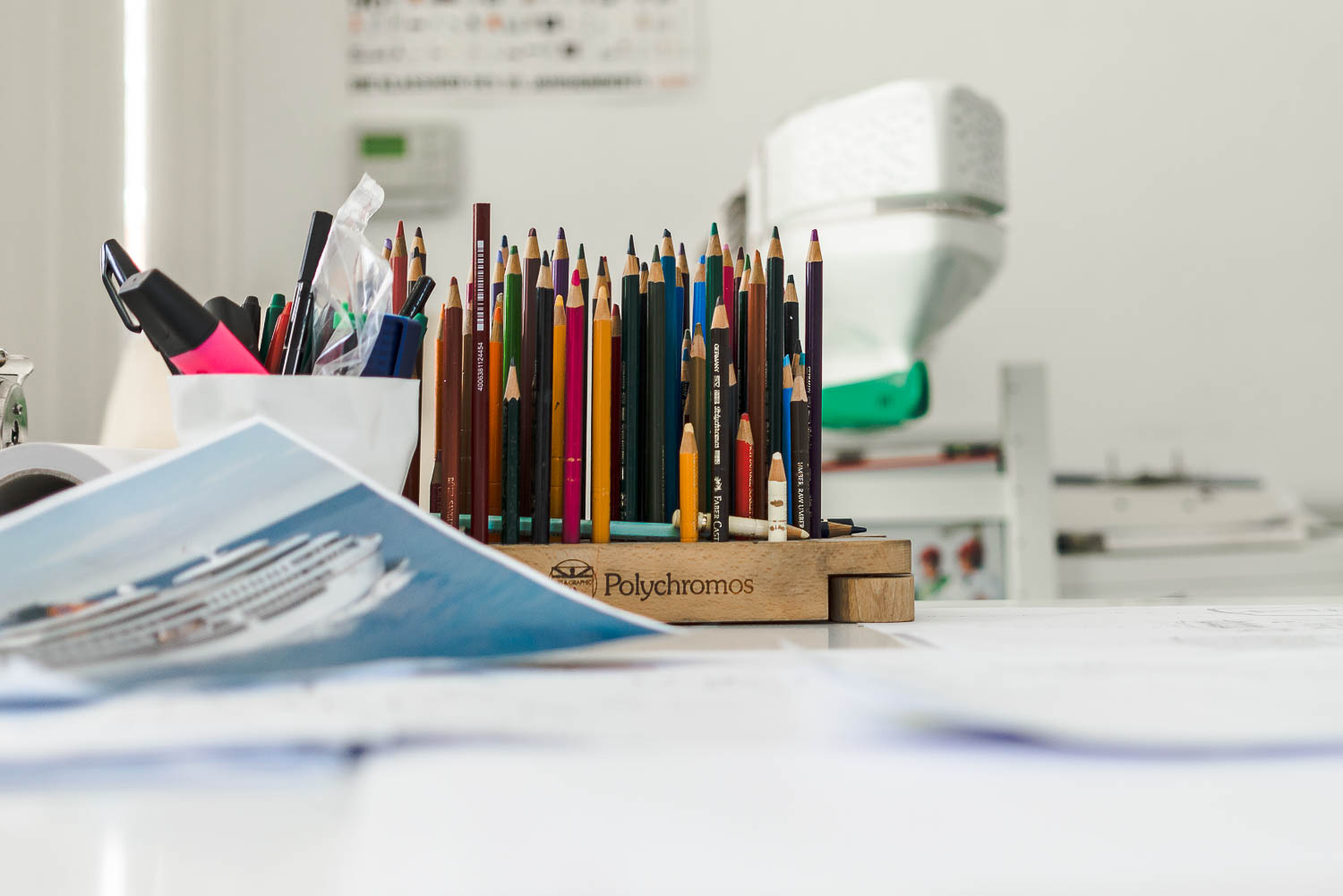Farbstifte und Schiffszeichnung auf Architekturtisch
