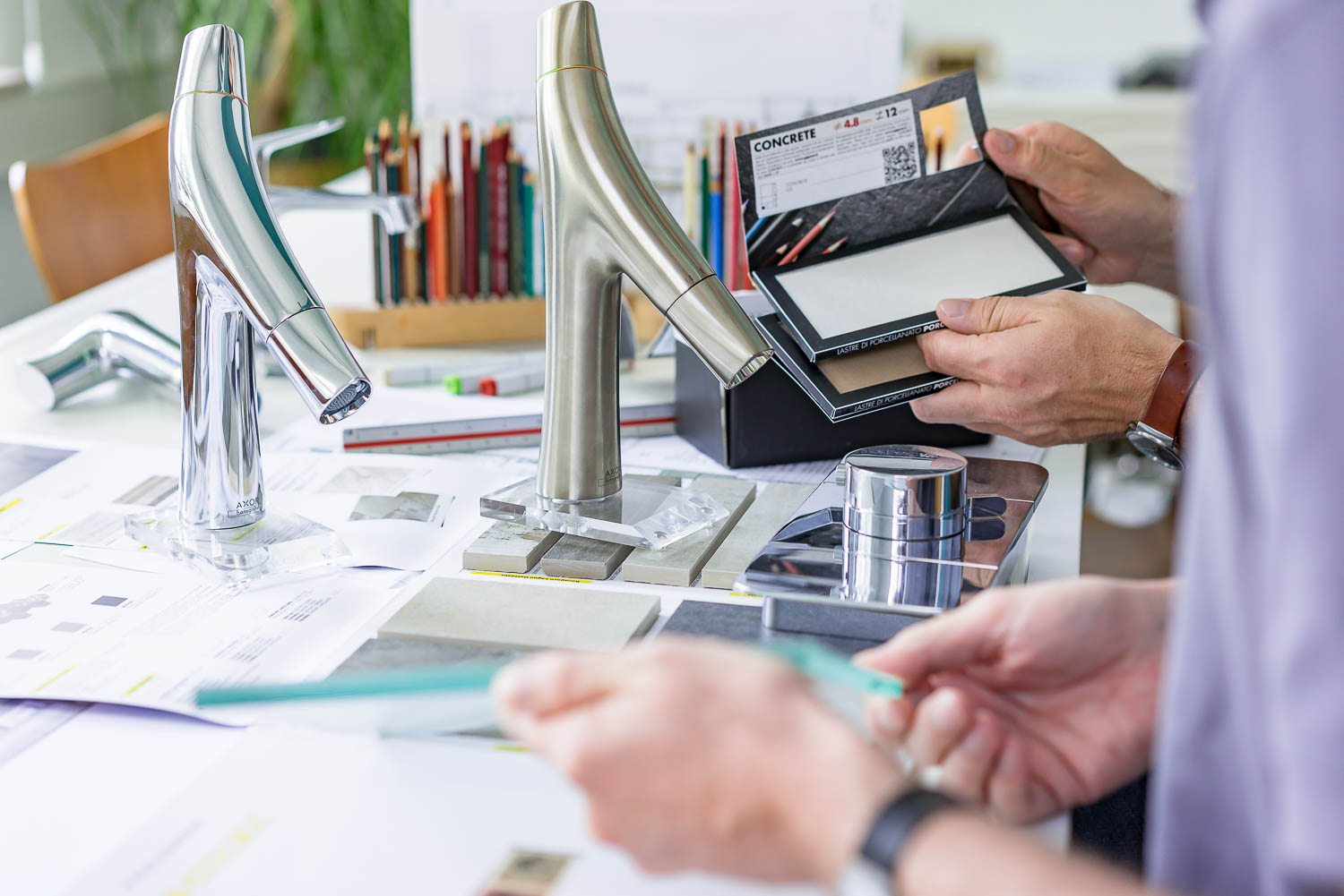 Auswahl von Armaturen und Materialmustern im Designprozess