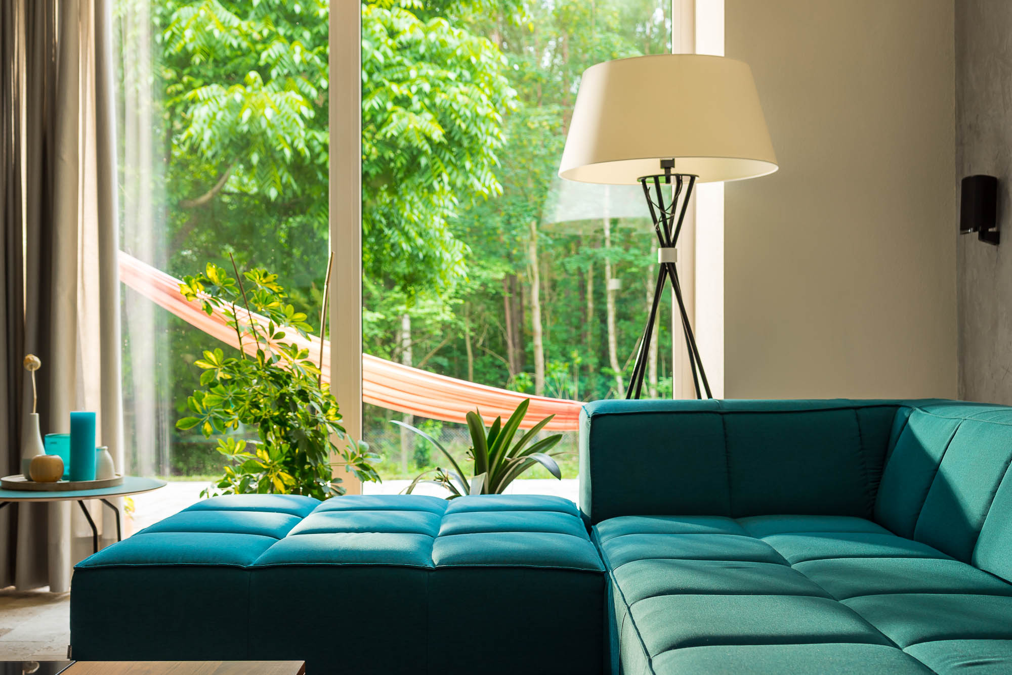 Offenes Wohnzimmer mit Sofa und Gartenausblick