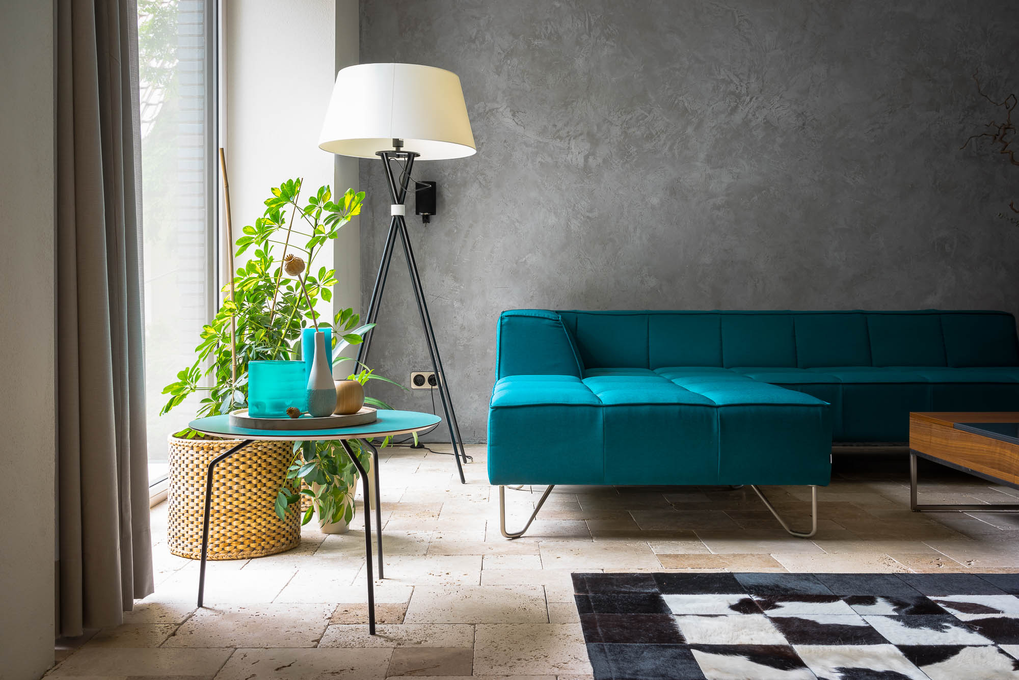 Modernes Wohnzimmer mit Designsofa und Stehlampe