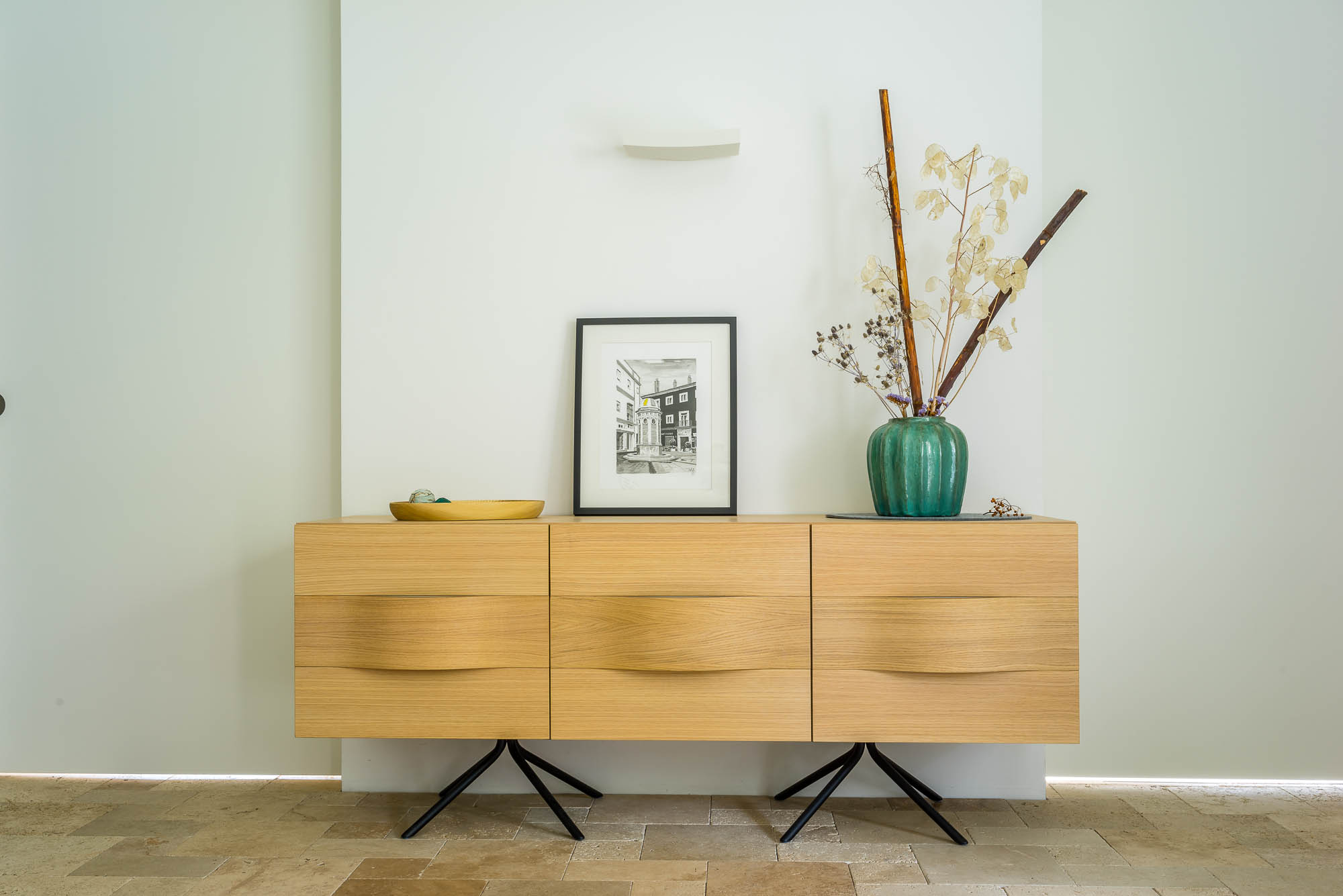 Moderne Diele mit hellem Boden und Designmöbeln