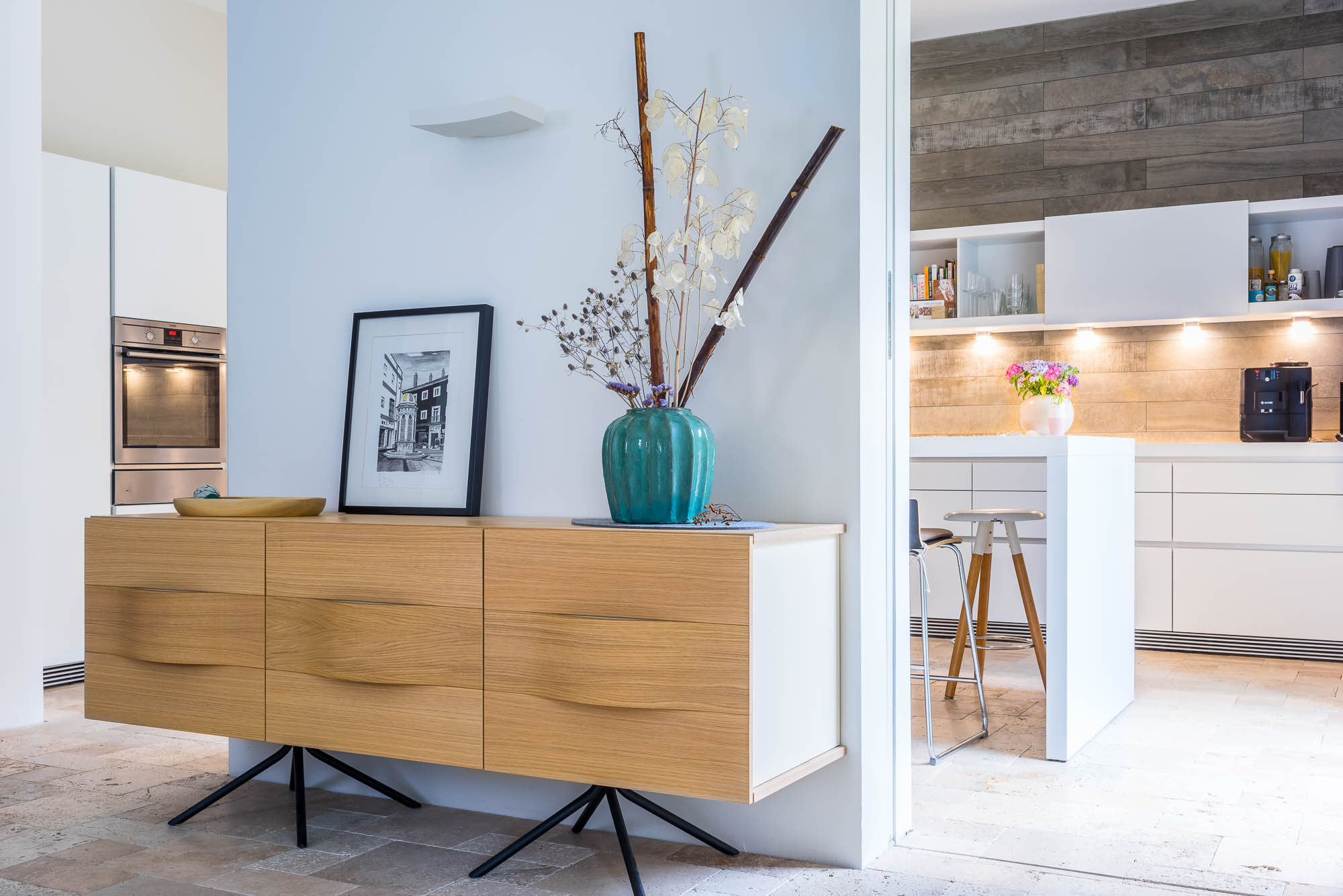 Eingangsbereich mit Sideboard und stilvoller Dekoration