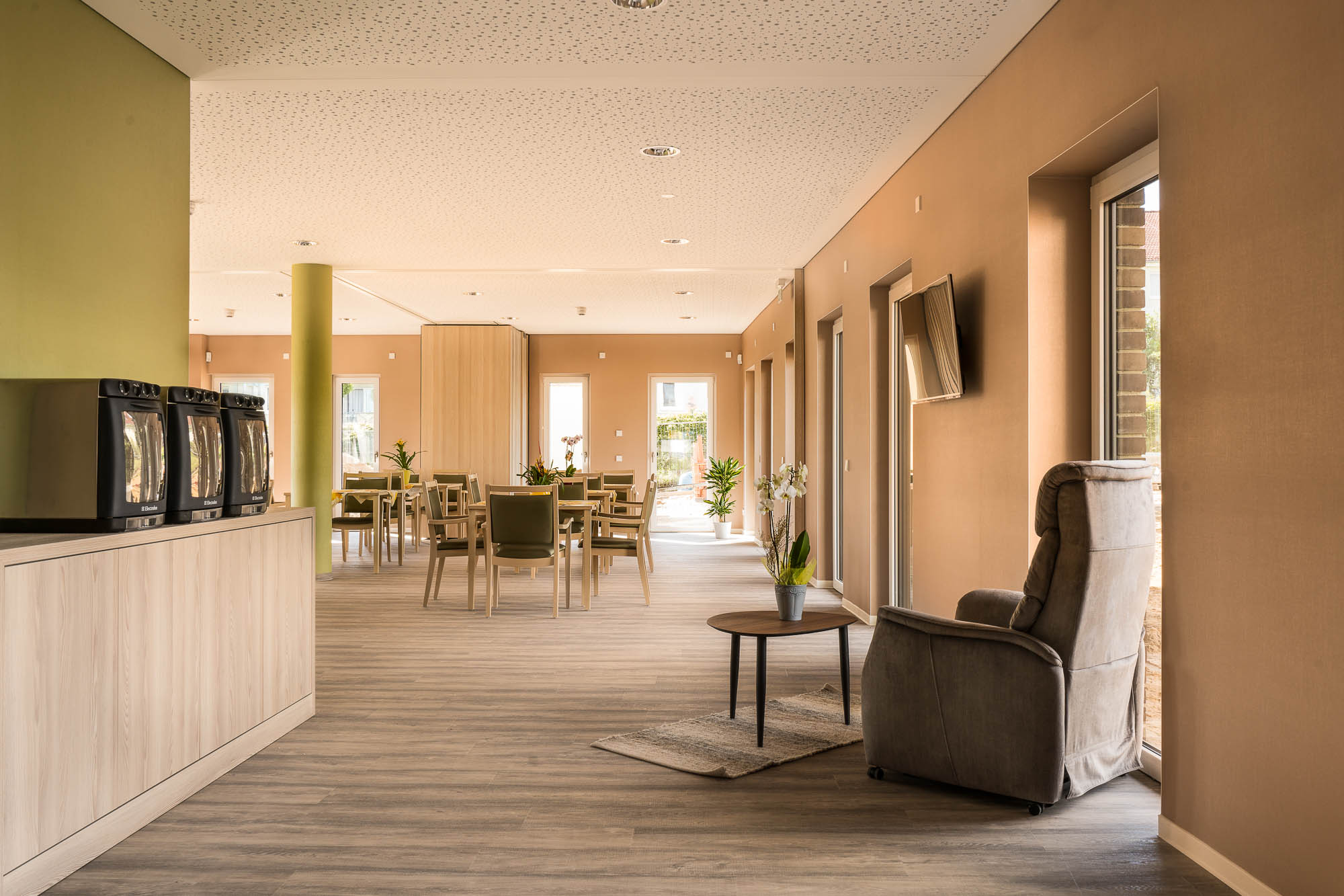 Heller Flur im Pflegeheim mit Sitzmöglichkeiten