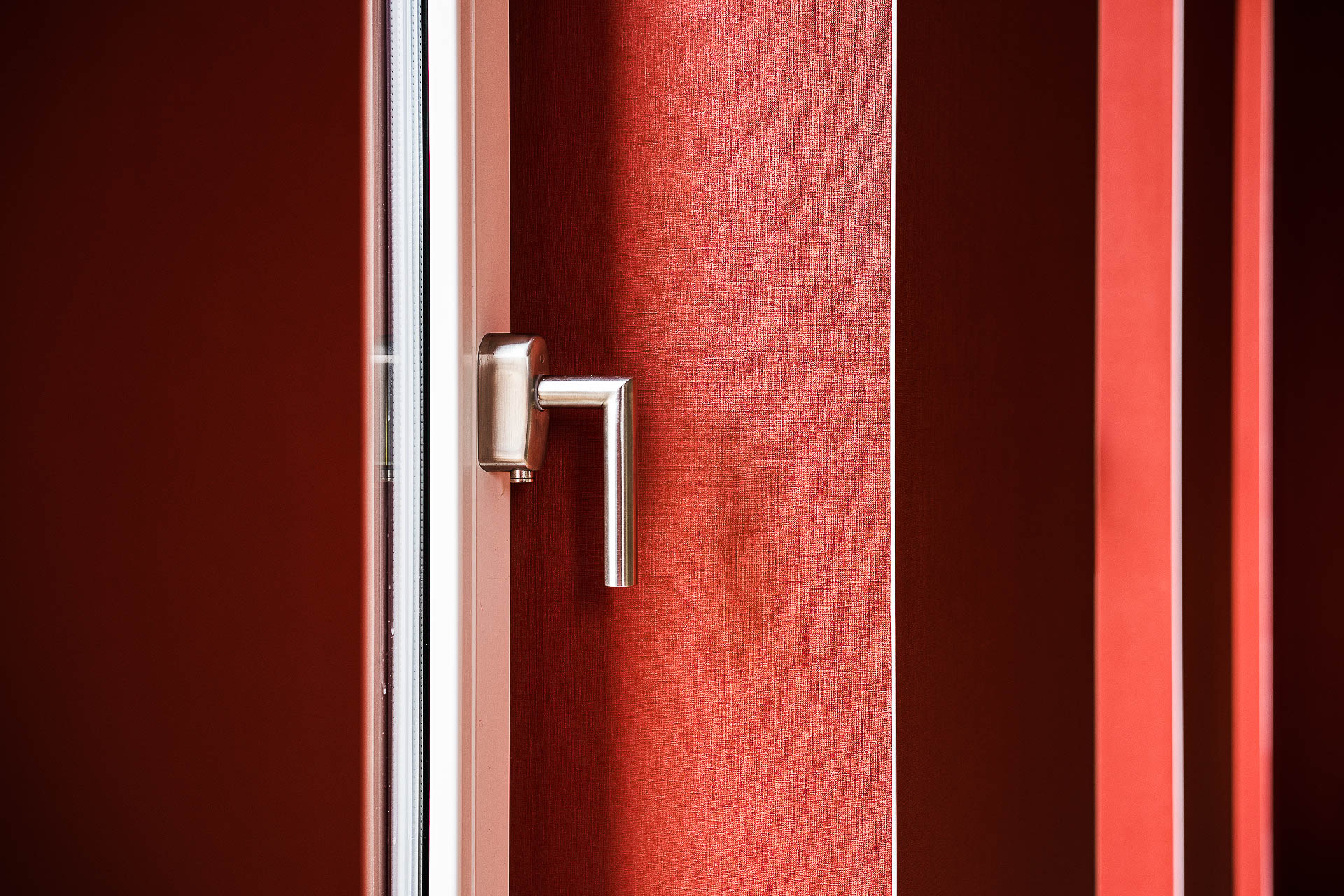 Türdetail mit roter Akzentfarbe im Pflegeheim