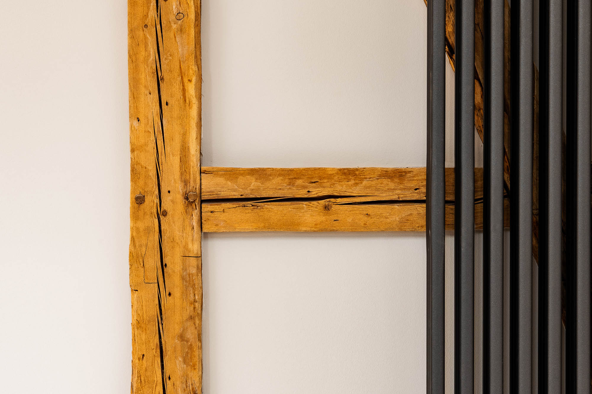 Detailaufnahme einer Holzkonstruktion mit Lamellen