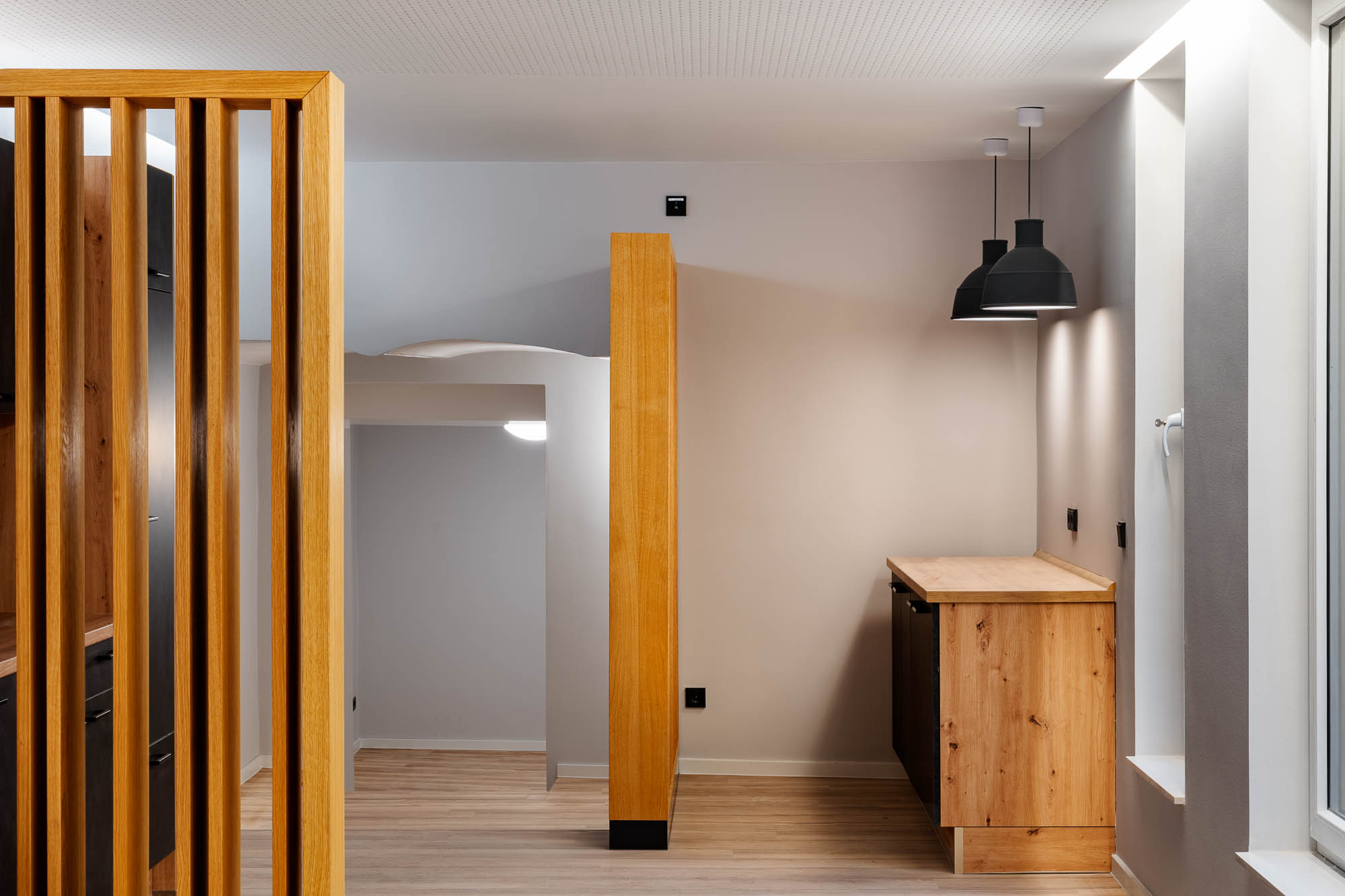 Eingangsbereich mit Holzsäulen und warmem Licht