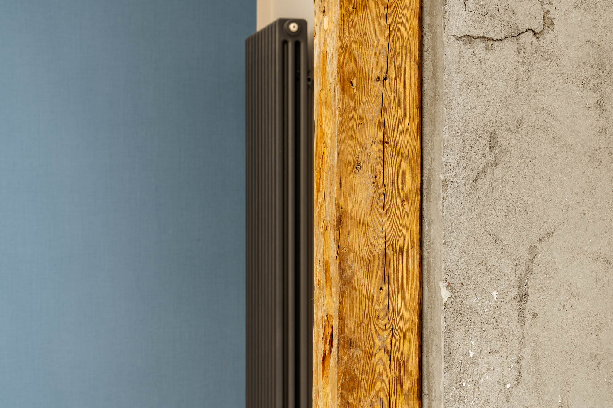 Kombination aus Holzwand und Betonoberfläche
