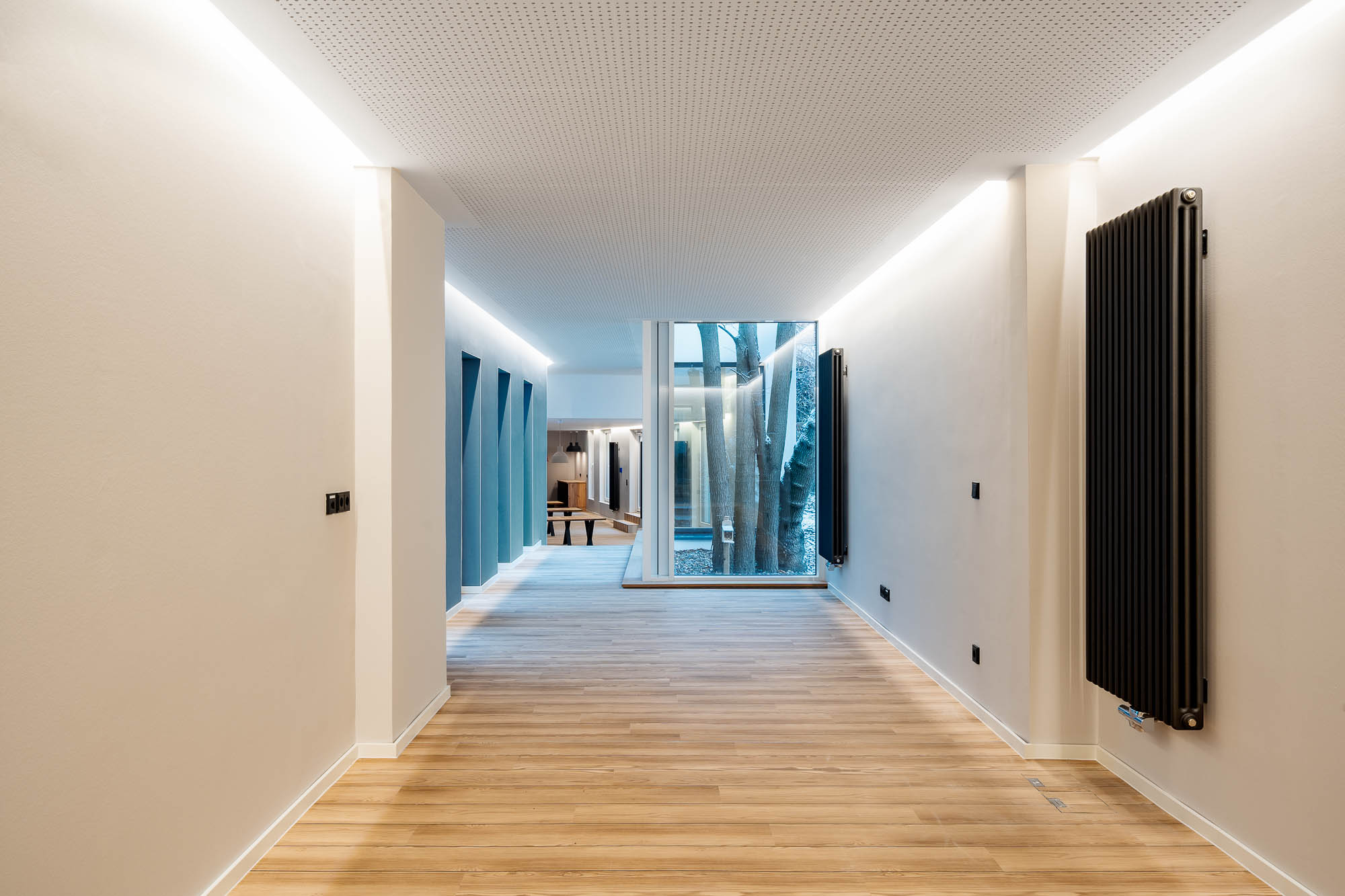Moderner Flur mit Lichtleiste und blauen Wänden in der Ärztekammer Rostock