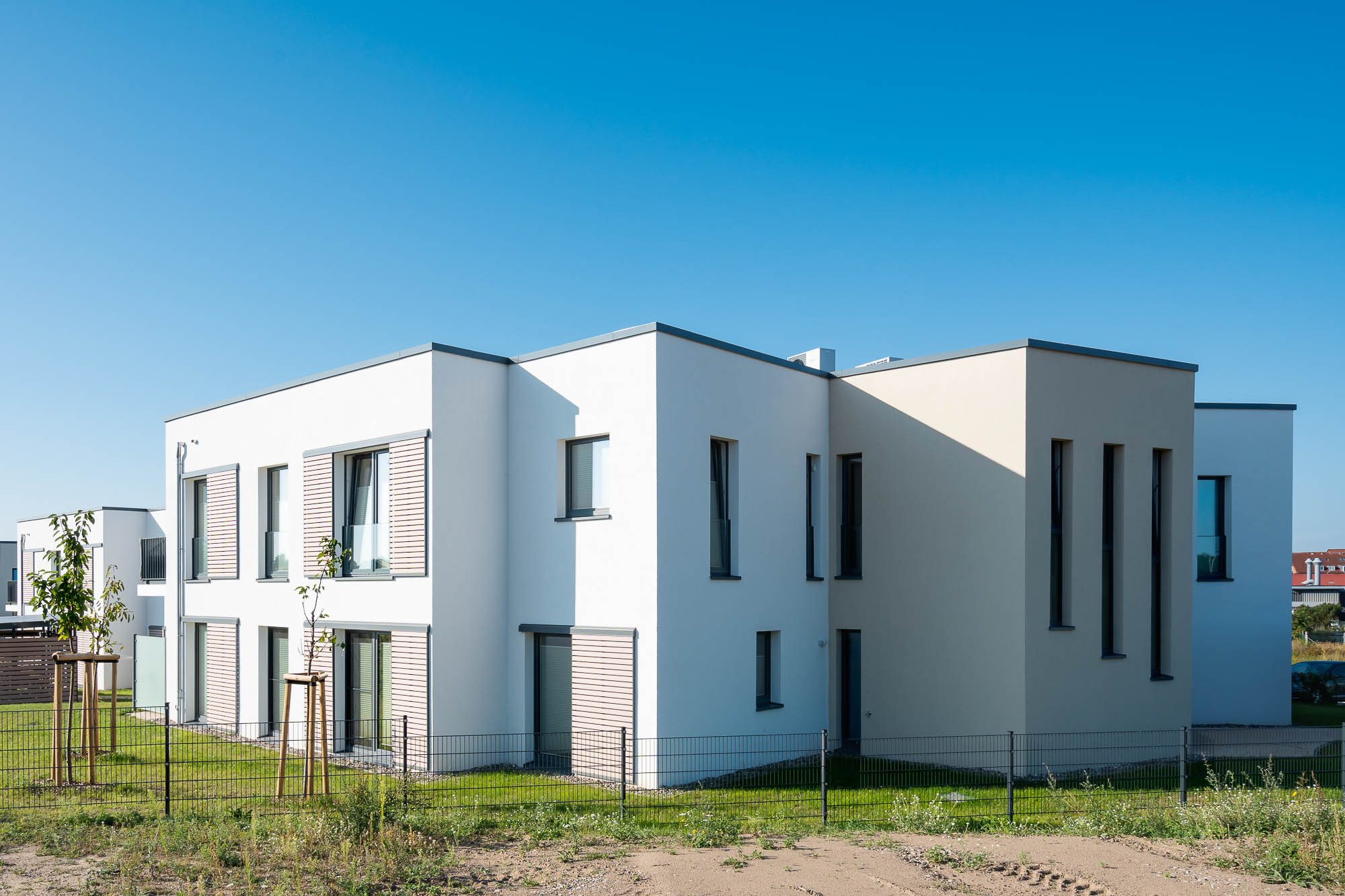 Moderne Wohnanlage mit klarer, weißer Fassadengestaltung