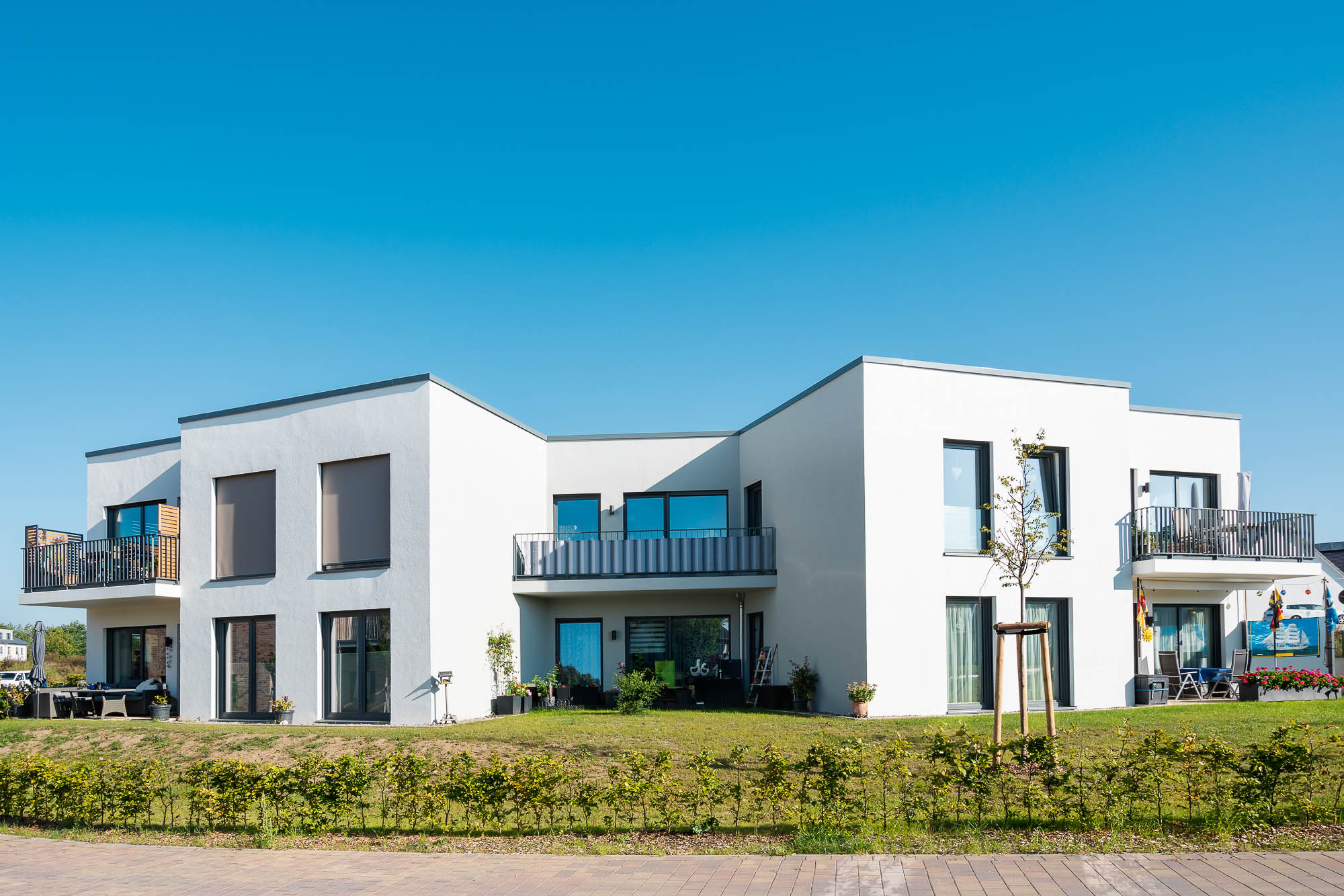 Straßenseite der modernen Wohnhäuser mit Balkonen