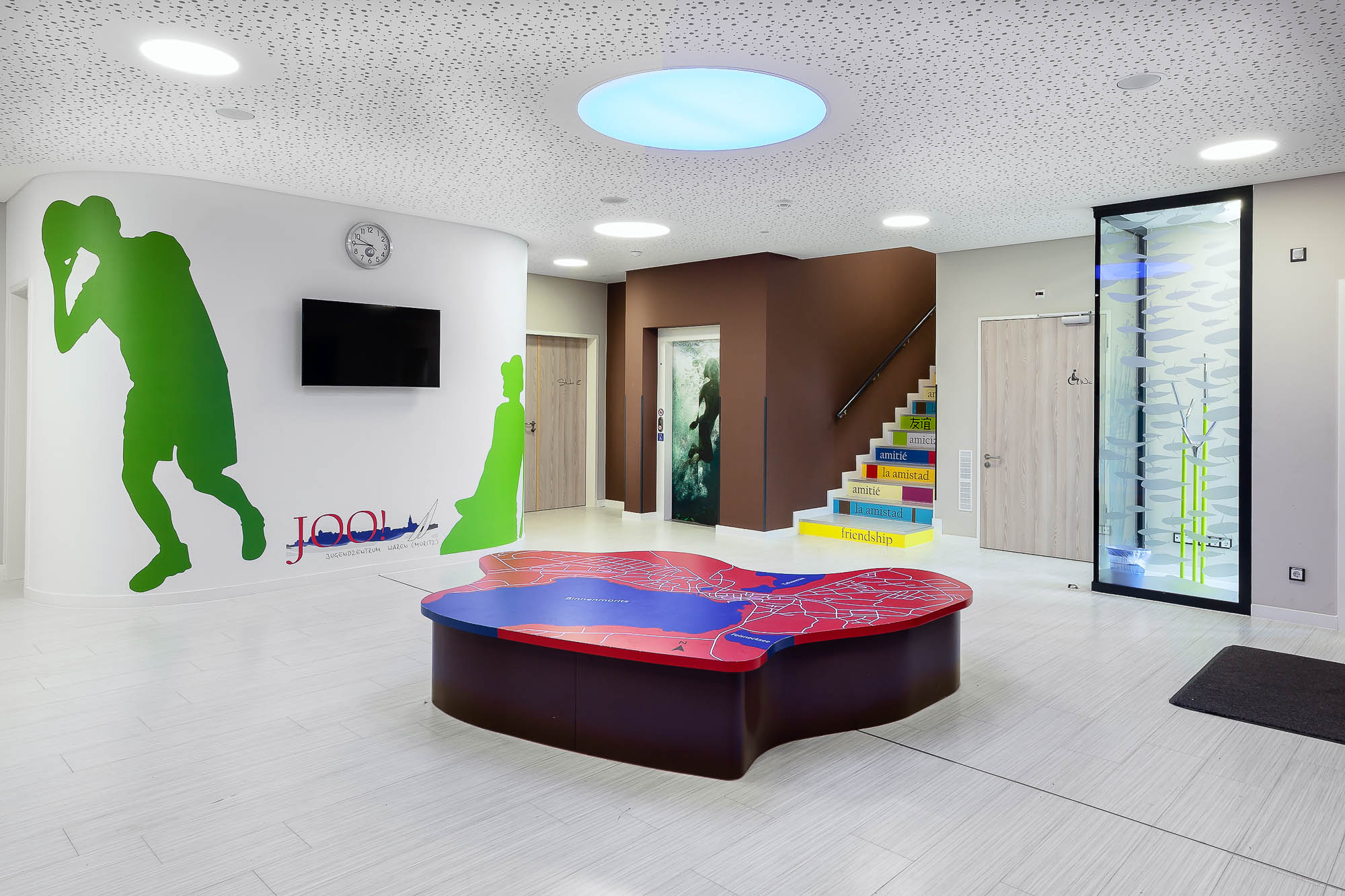 Bewegungsraum mit bunten Matten und Wandmotiven