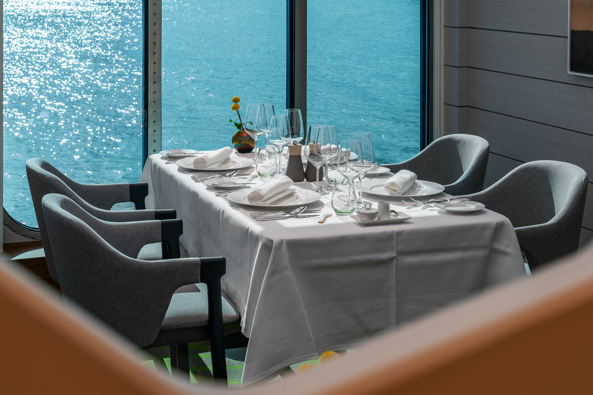 Fensterplatz im Restaurant mit Meerblick auf der HANSEATIC Inspiration