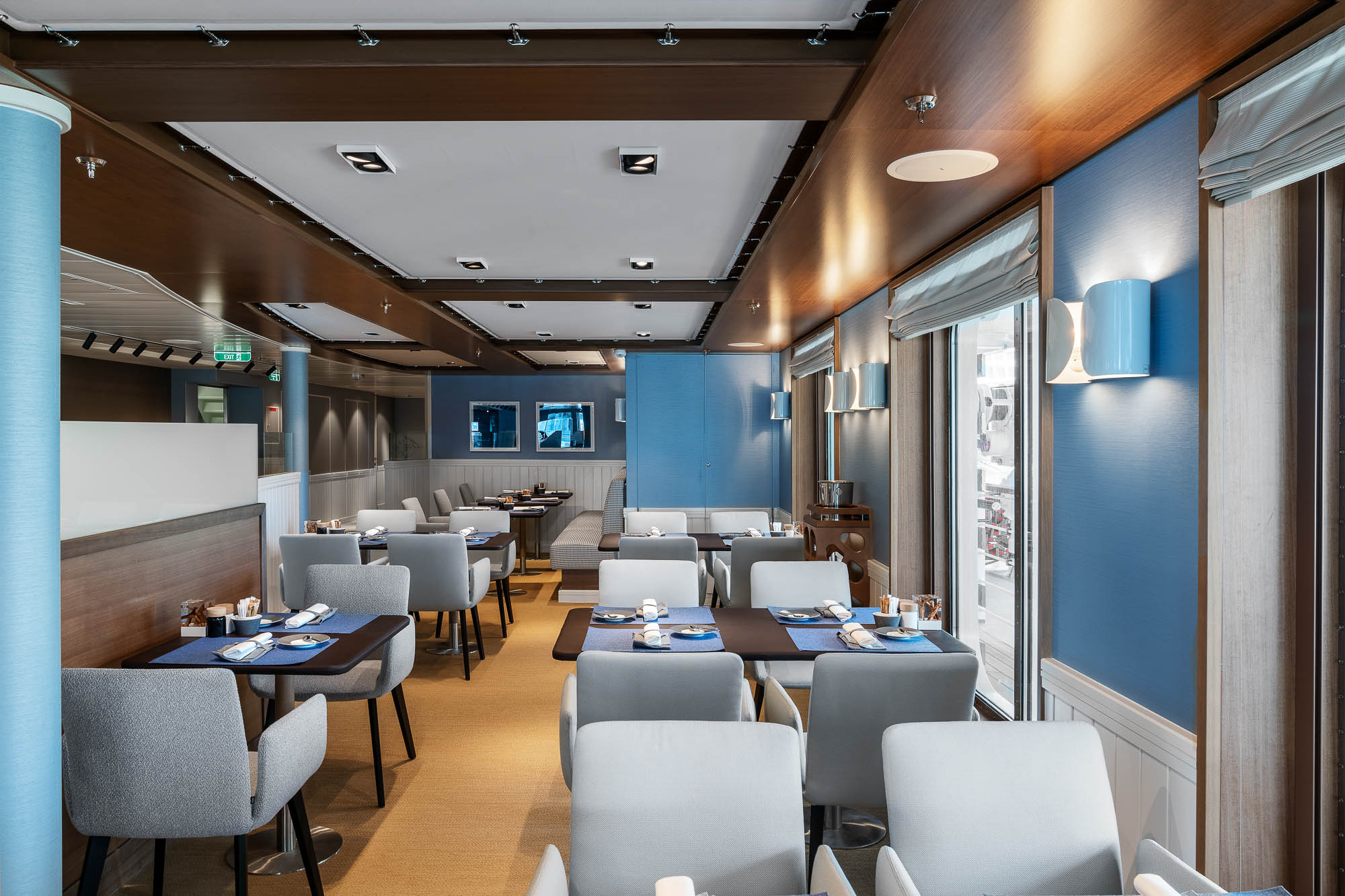 Restaurantbereich mit modernem Interieur auf der HANSEATIC Inspiration