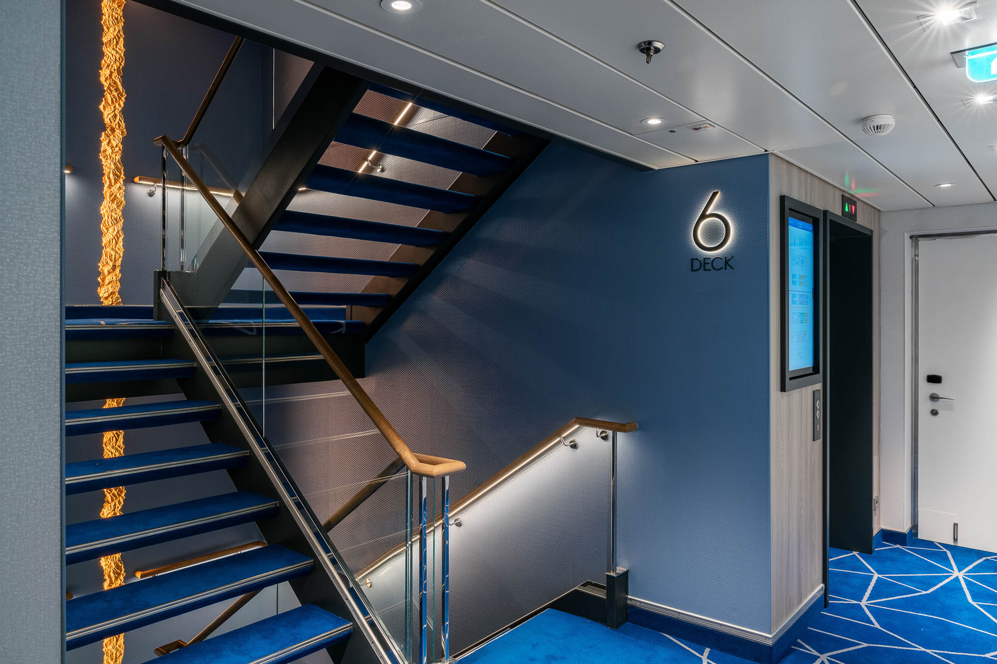 Treppenhaus mit modernen Materialien auf der HANSEATIC Inspiration