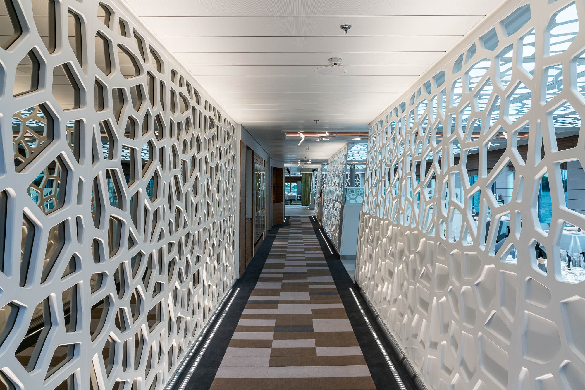 Flur mit geometrischem Wanddesign auf der HANSEATIC Inspiration