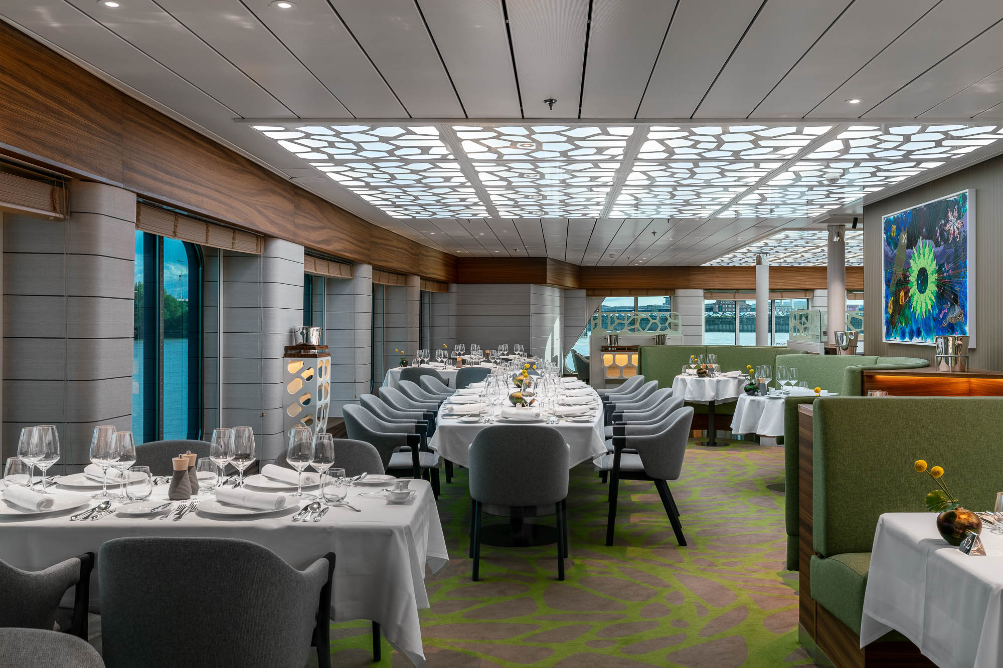 Essbereich mit hellen Möbeln und natürlichem Licht auf der HANSEATIC Inspiration