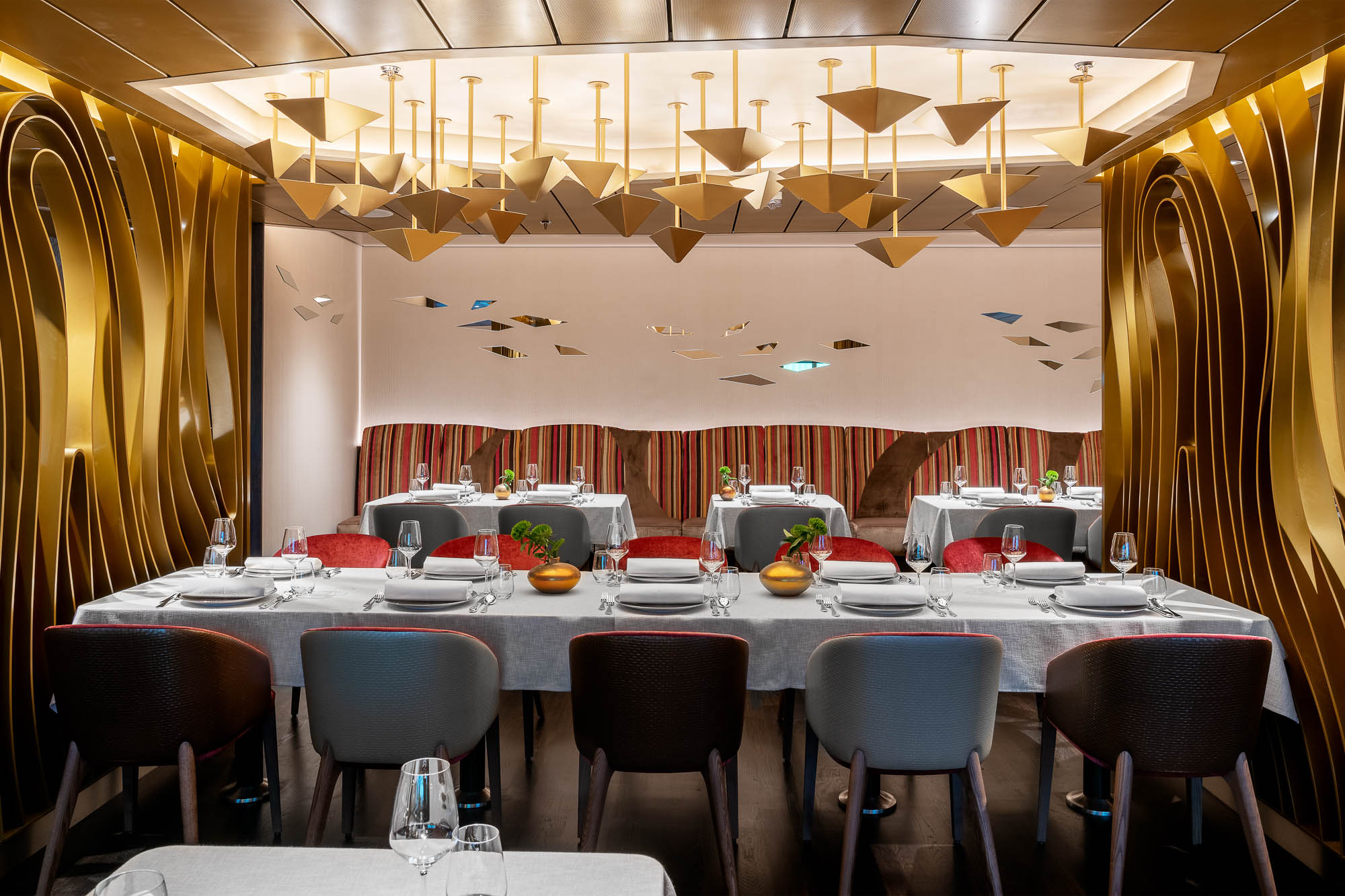Exklusiver Speisesaal mit goldener Wandverkleidung auf der HANSEATIC Inspiration