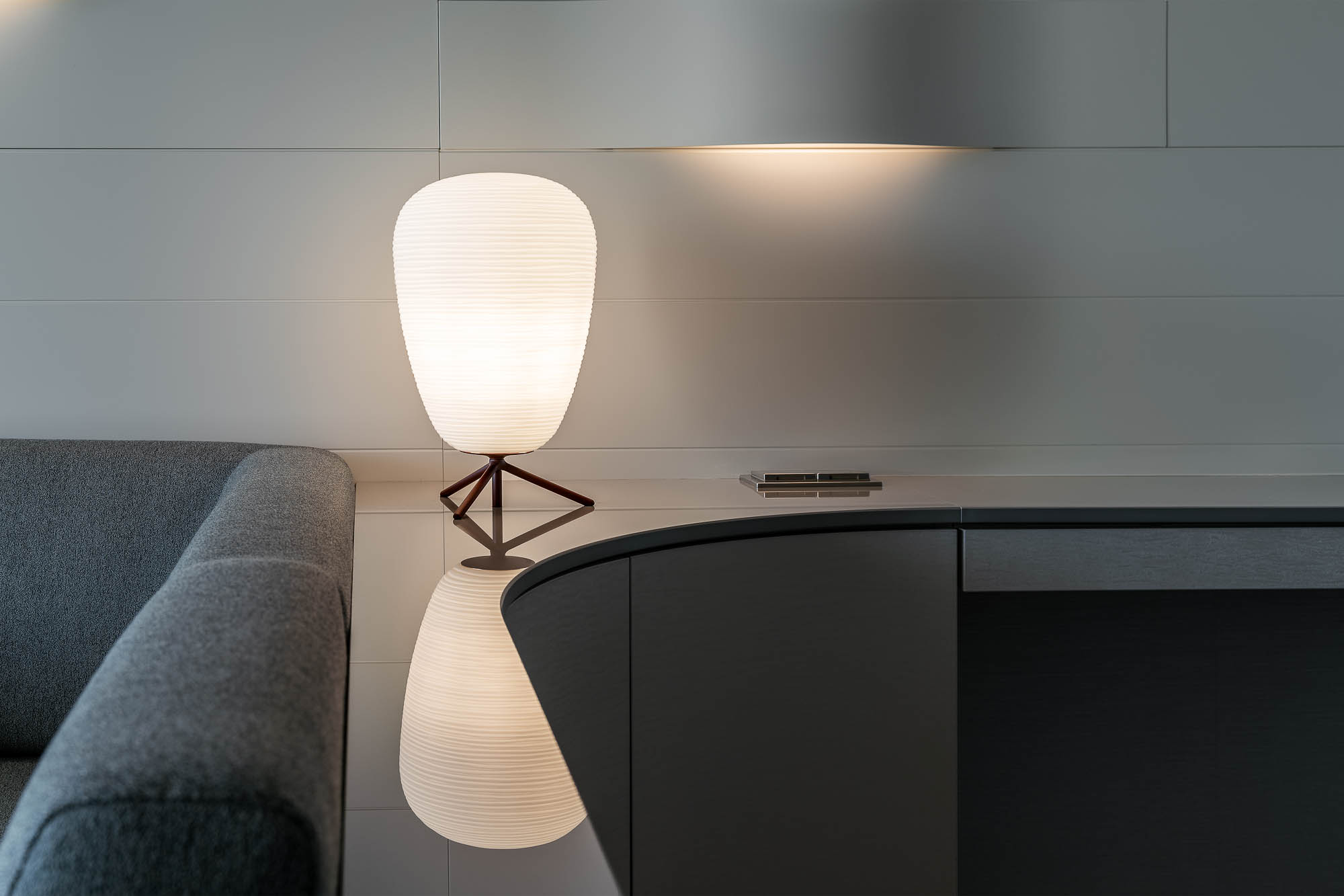 Nachttisch mit Lampe im Gästezimmer auf der HANSEATIC Inspiration