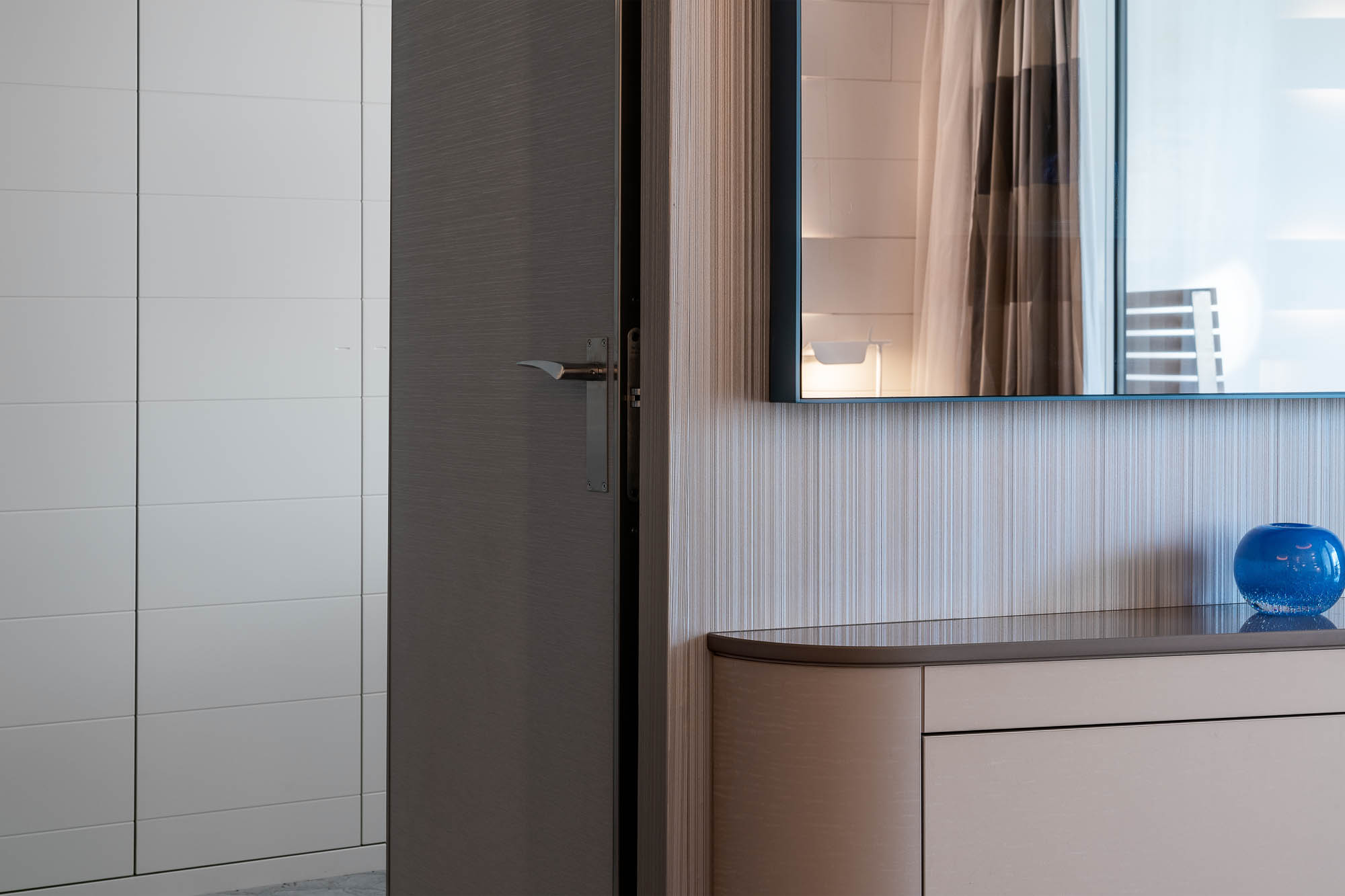Innenraum einer Kabine auf der HANSEATIC Inspiration mit modernem Spiegel und dezentem Lichtdesign