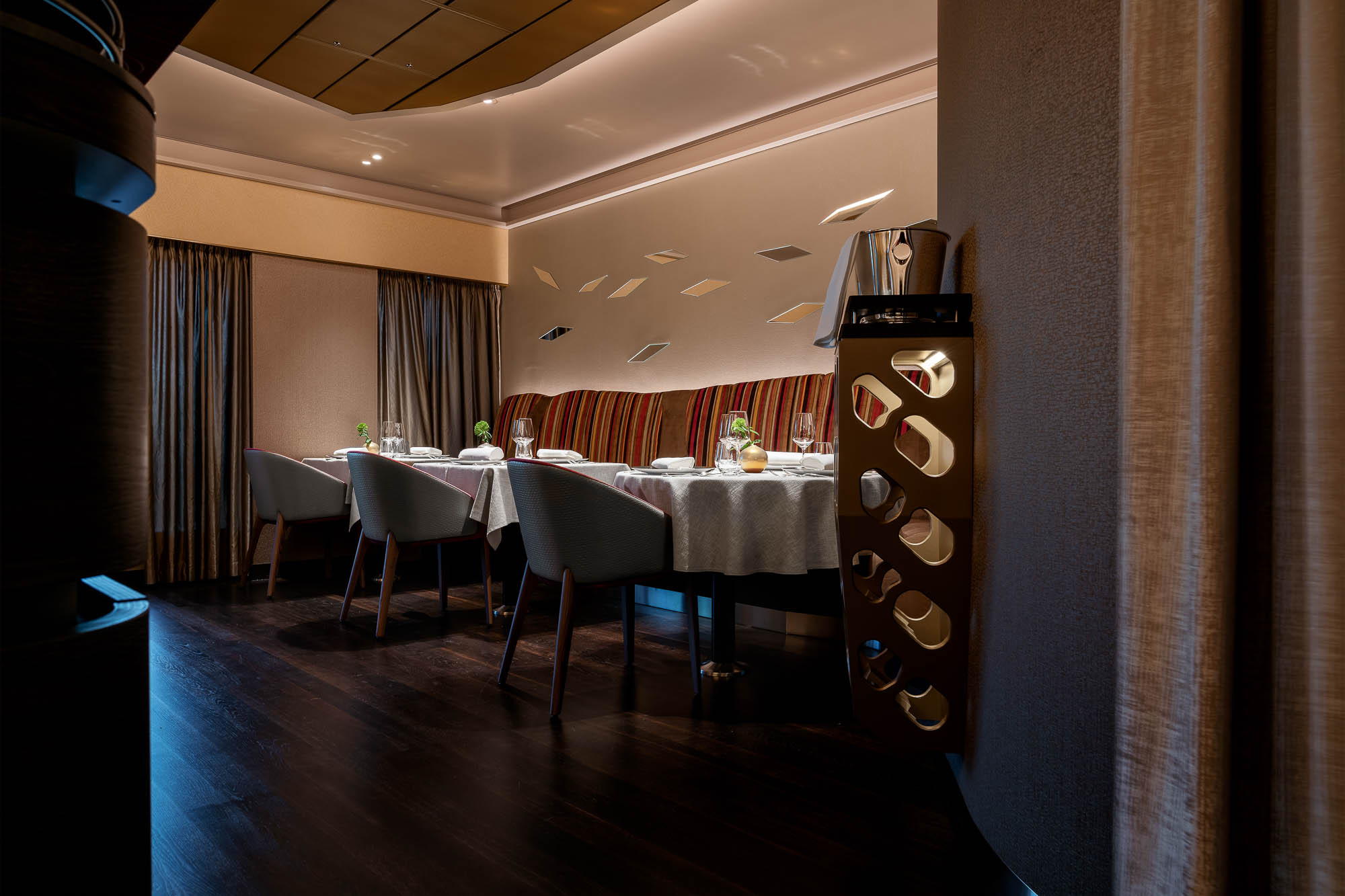 Fine Dining Restaurant mit eleganter Beleuchtung auf der HANSEATIC Inspiration