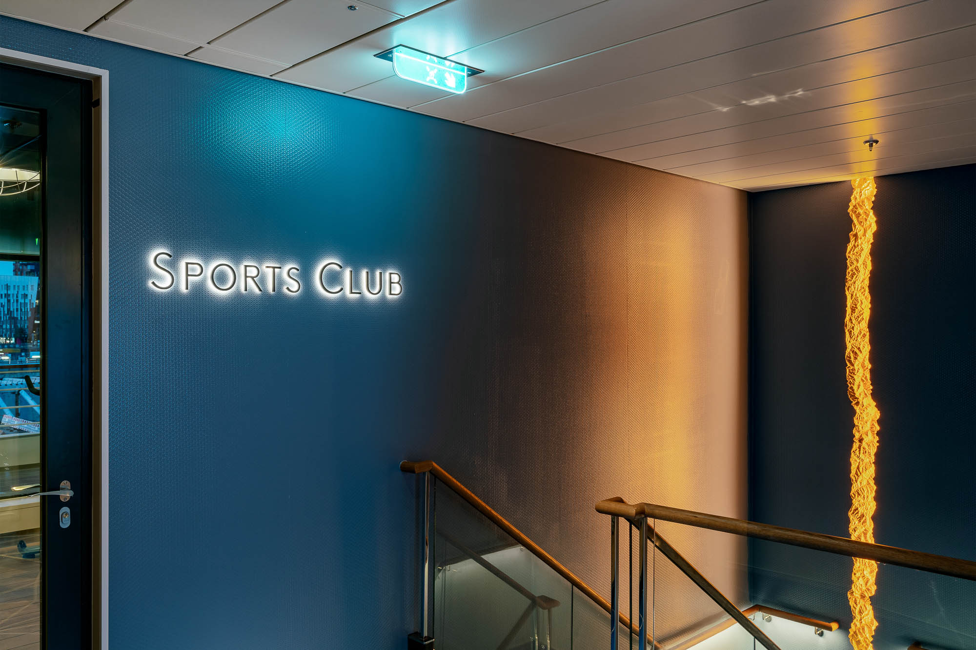 Eingang zum Sports Club auf der HANSEATIC Inspiration