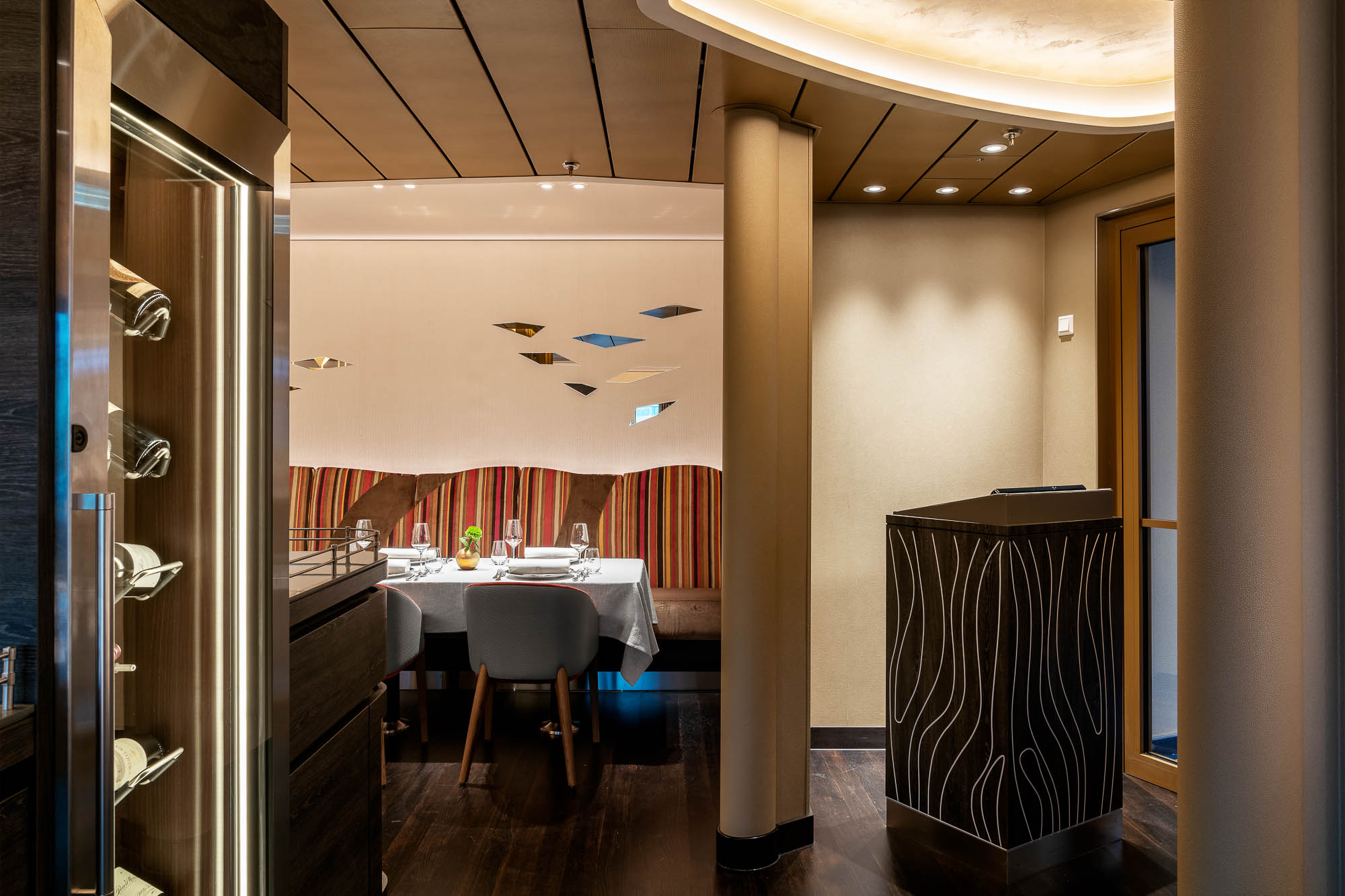 Lounge mit gedämpftem Licht und stilvollen Sitzbereichen auf der HANSEATIC Inspiration