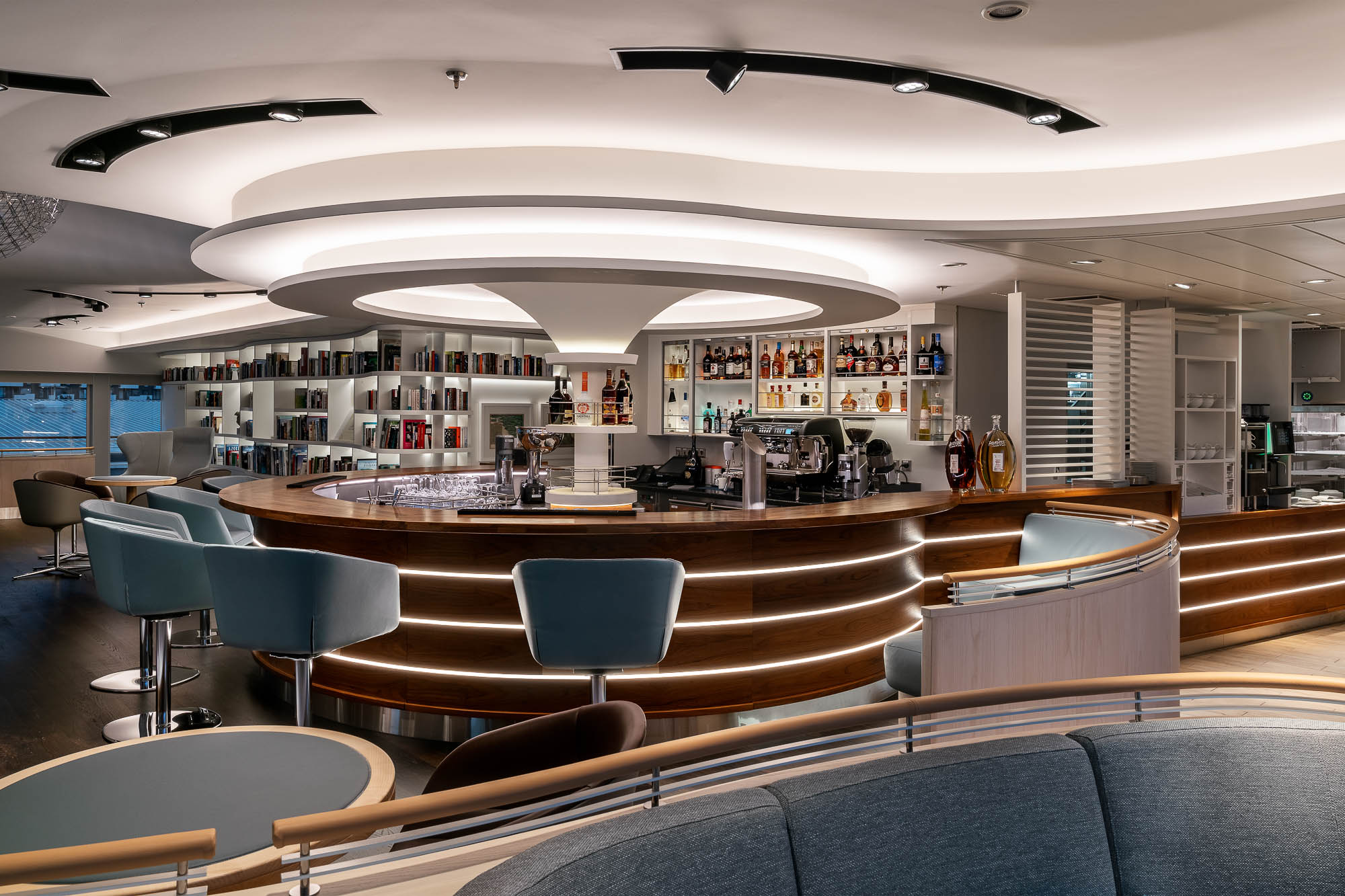 Barbereich mit runder Theke auf der HANSEATIC Inspiration