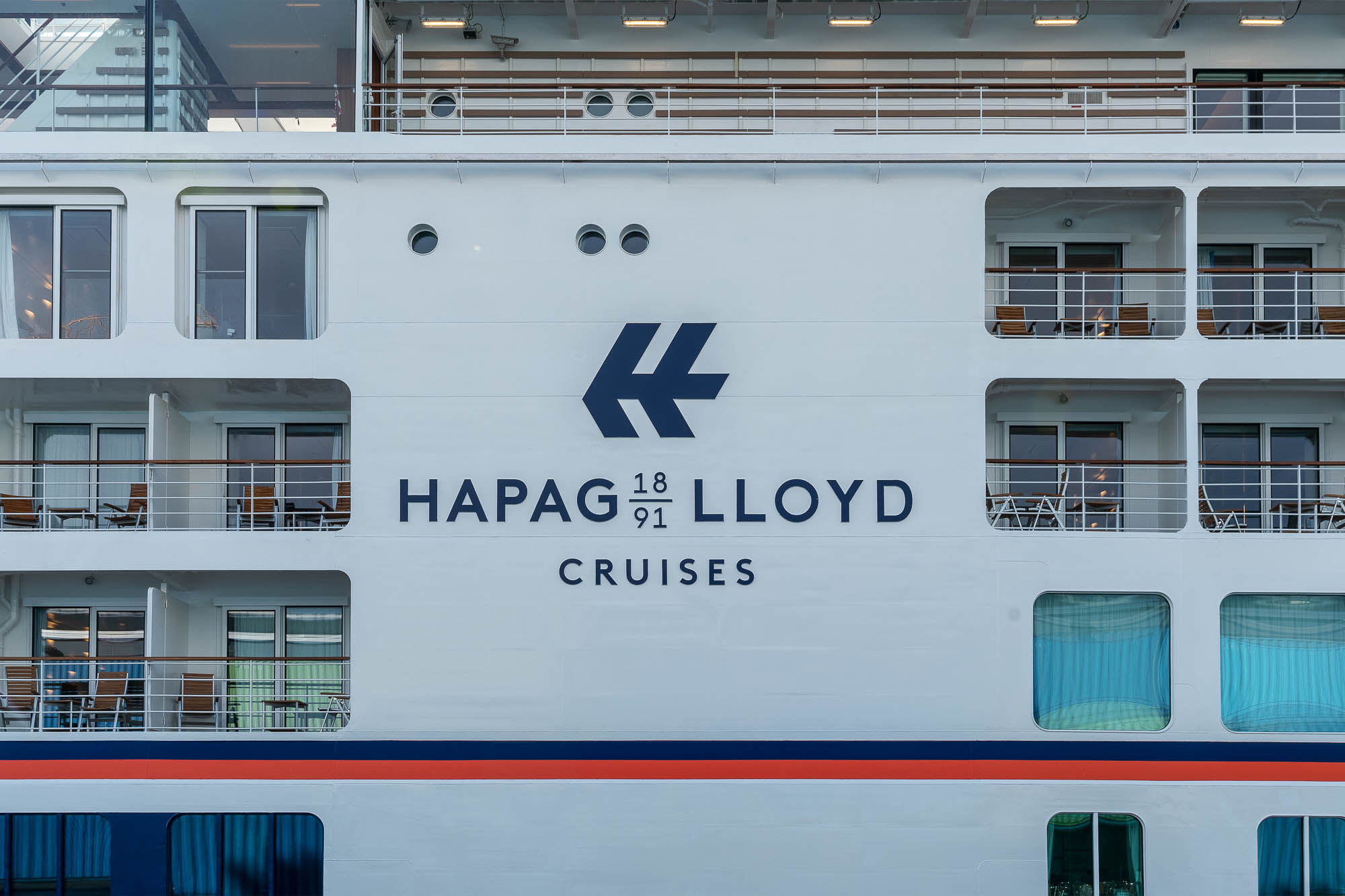 Schriftzug Hapag-Lloyd Cruises auf der HANSEATIC Inspiration