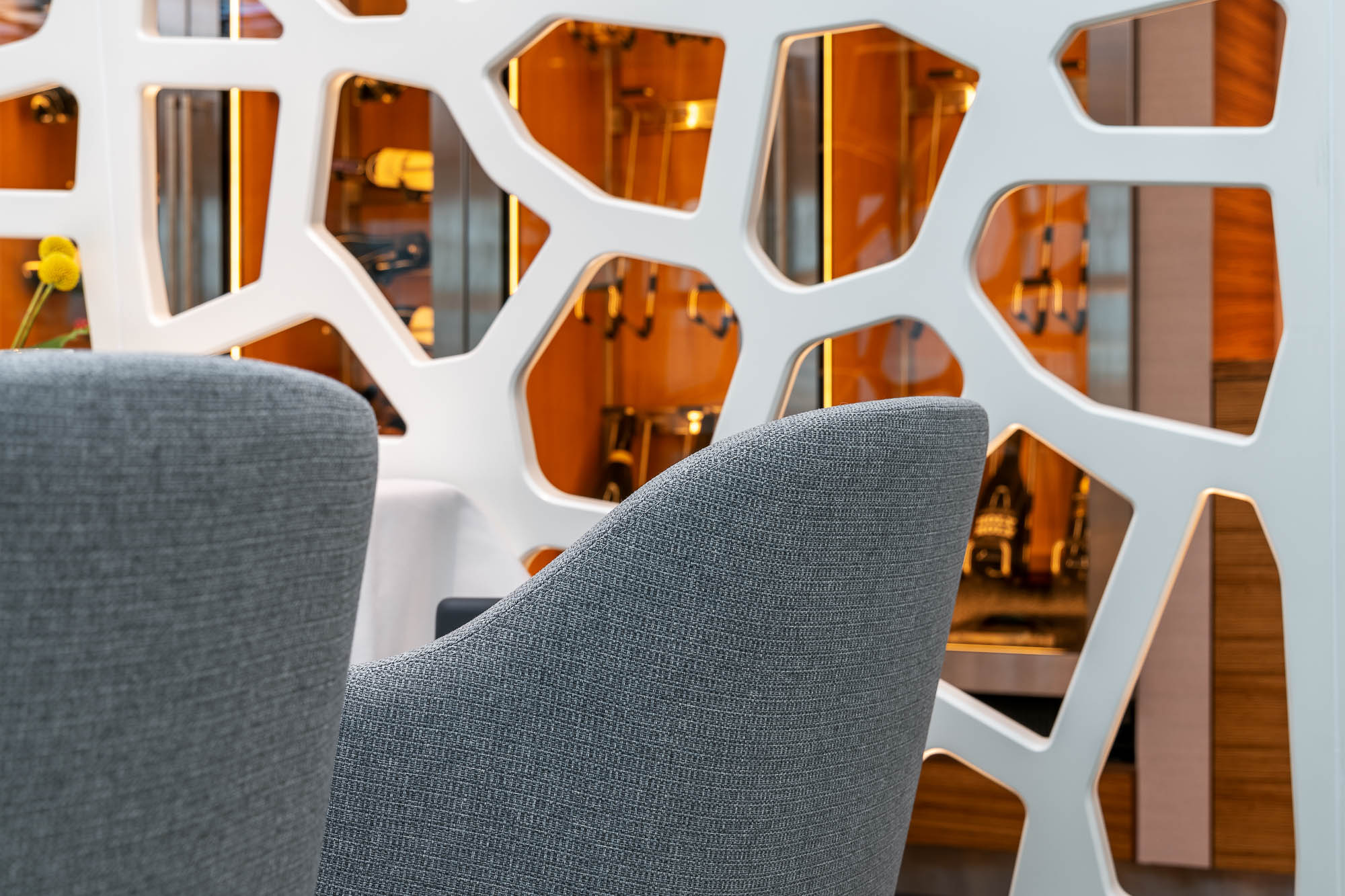 Detailansicht des Restaurantdesigns mit Wabenstruktur auf der HANSEATIC Inspiration