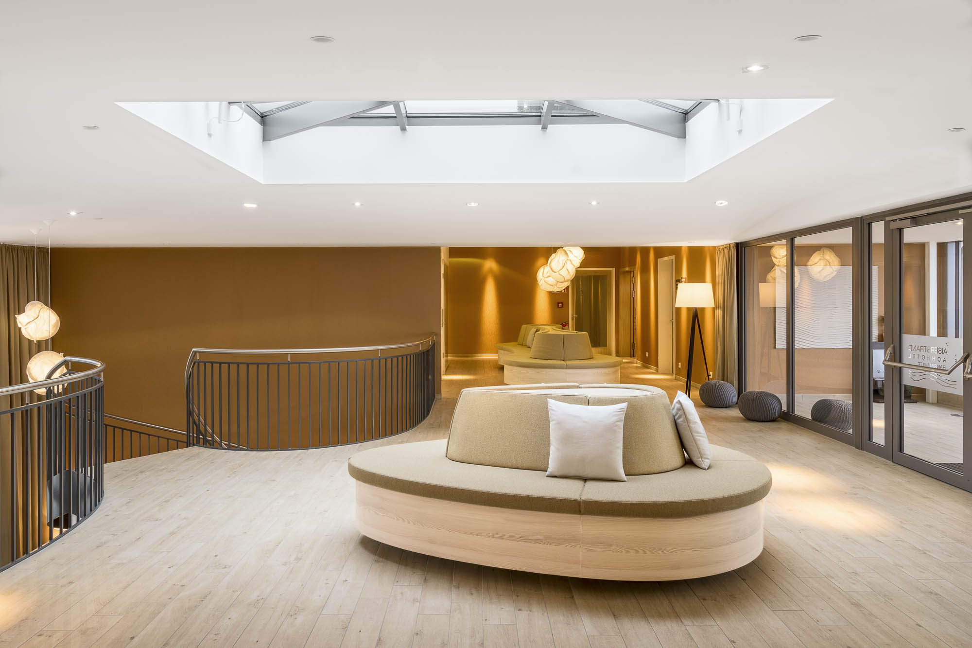 Spa-Lounge mit runder Sitzbank und eleganter Beleuchtung