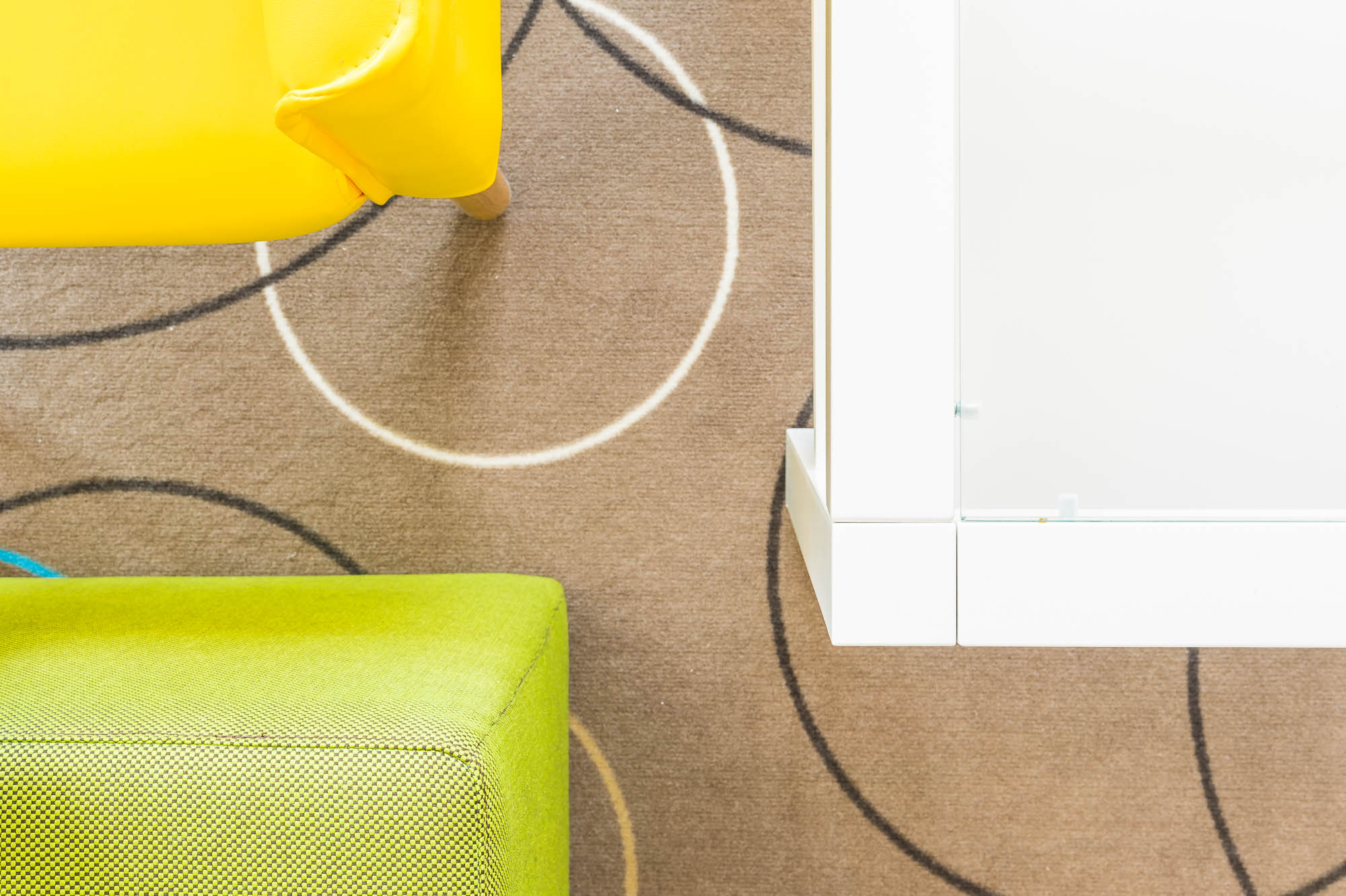 Detailaufnahme mit bunten Sitzmöbeln und modernem Tisch im Beachhotel Kaiserstrand