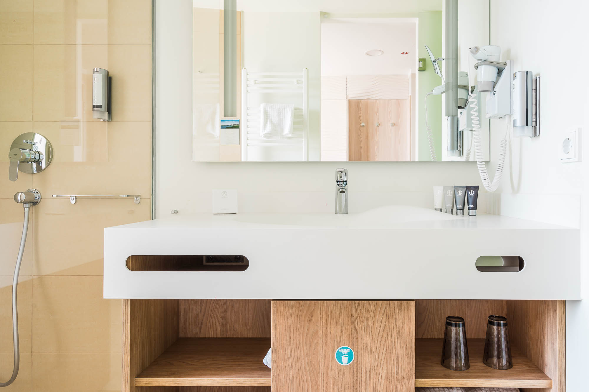 Modernes Badezimmer mit großzügigem Waschtisch