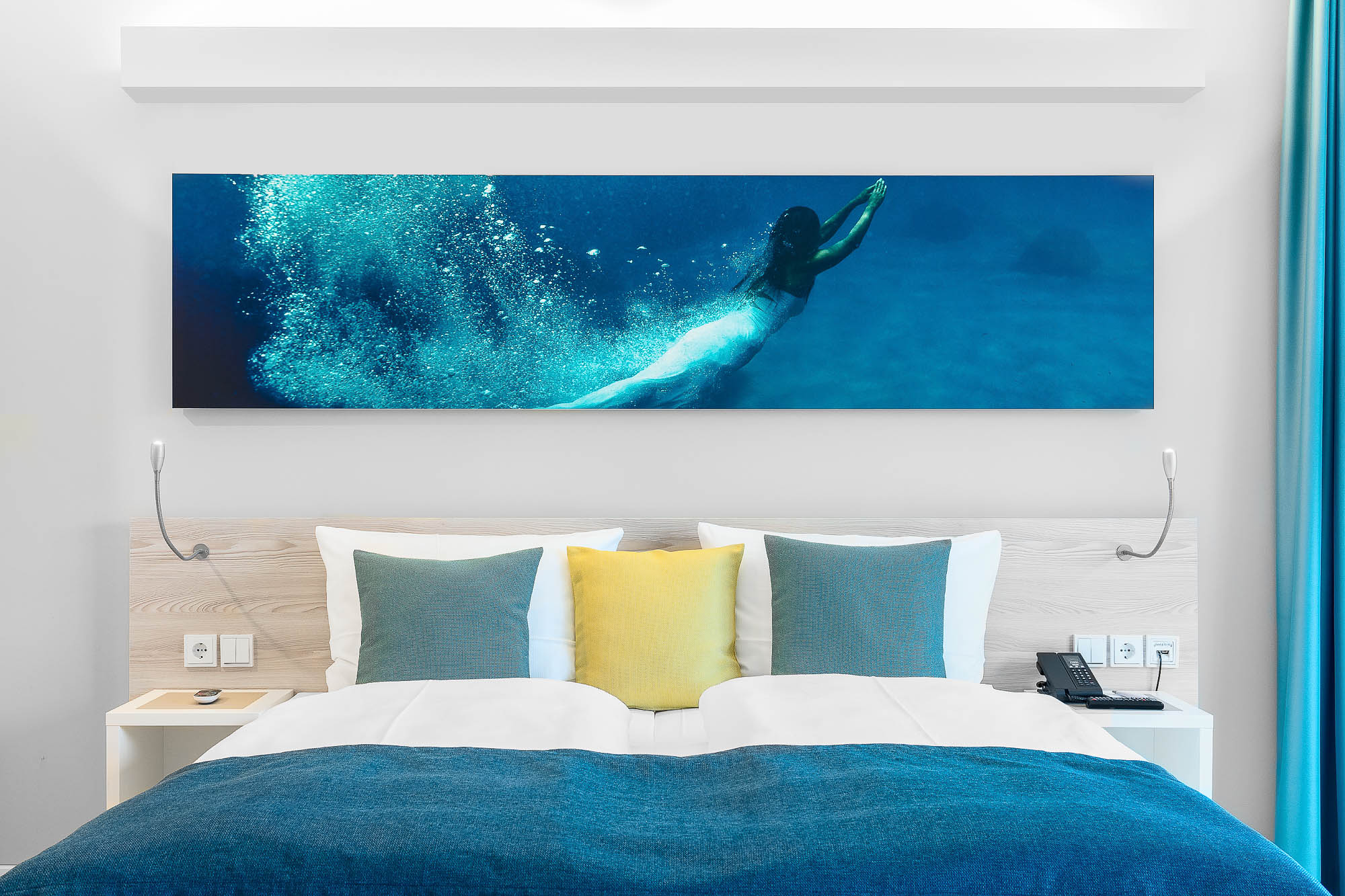 Hotelzimmer mit modernem Interieur und Kunst an der Wand