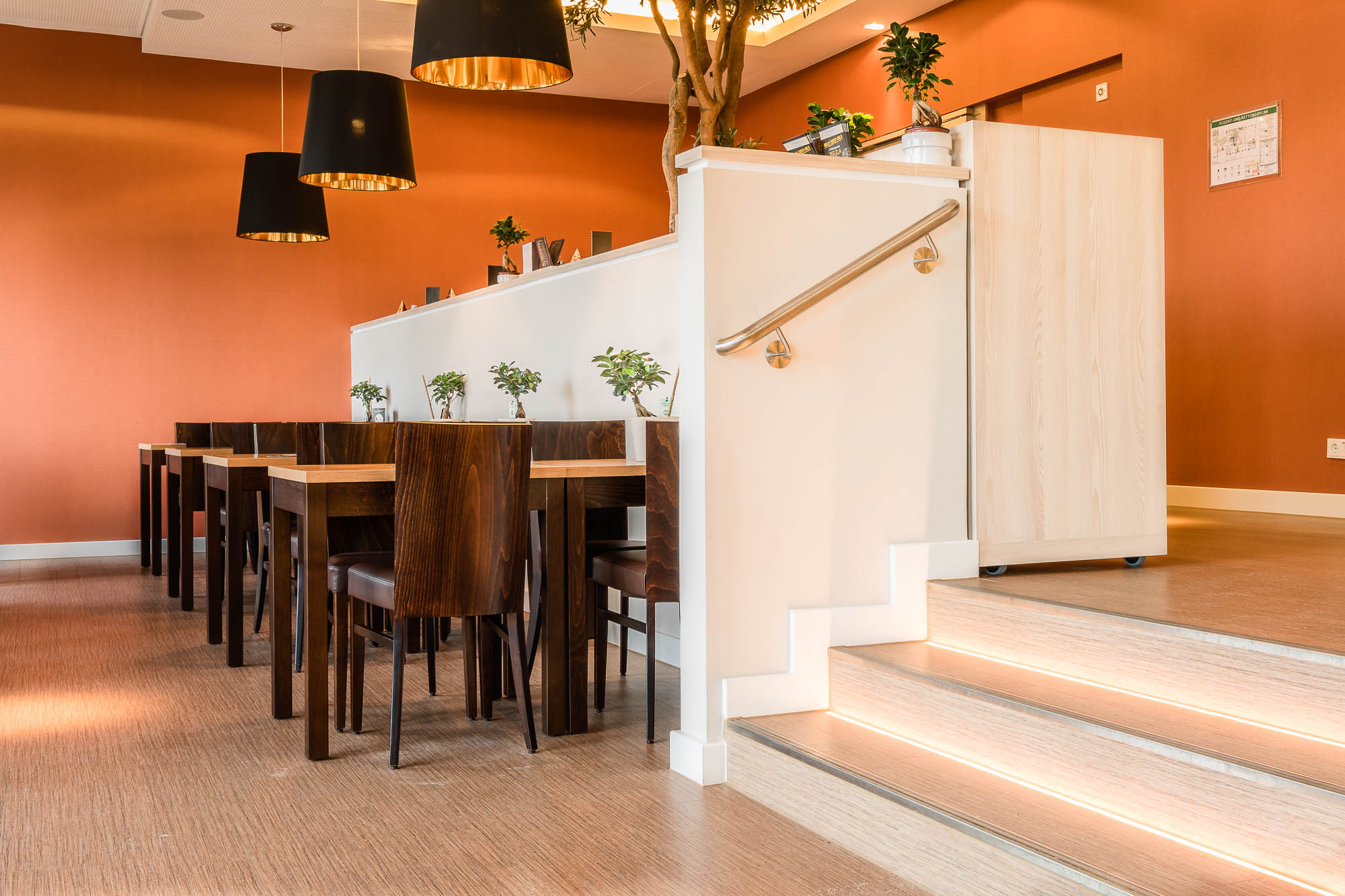 Restaurant mit Bar und stimmungsvoller Beleuchtung