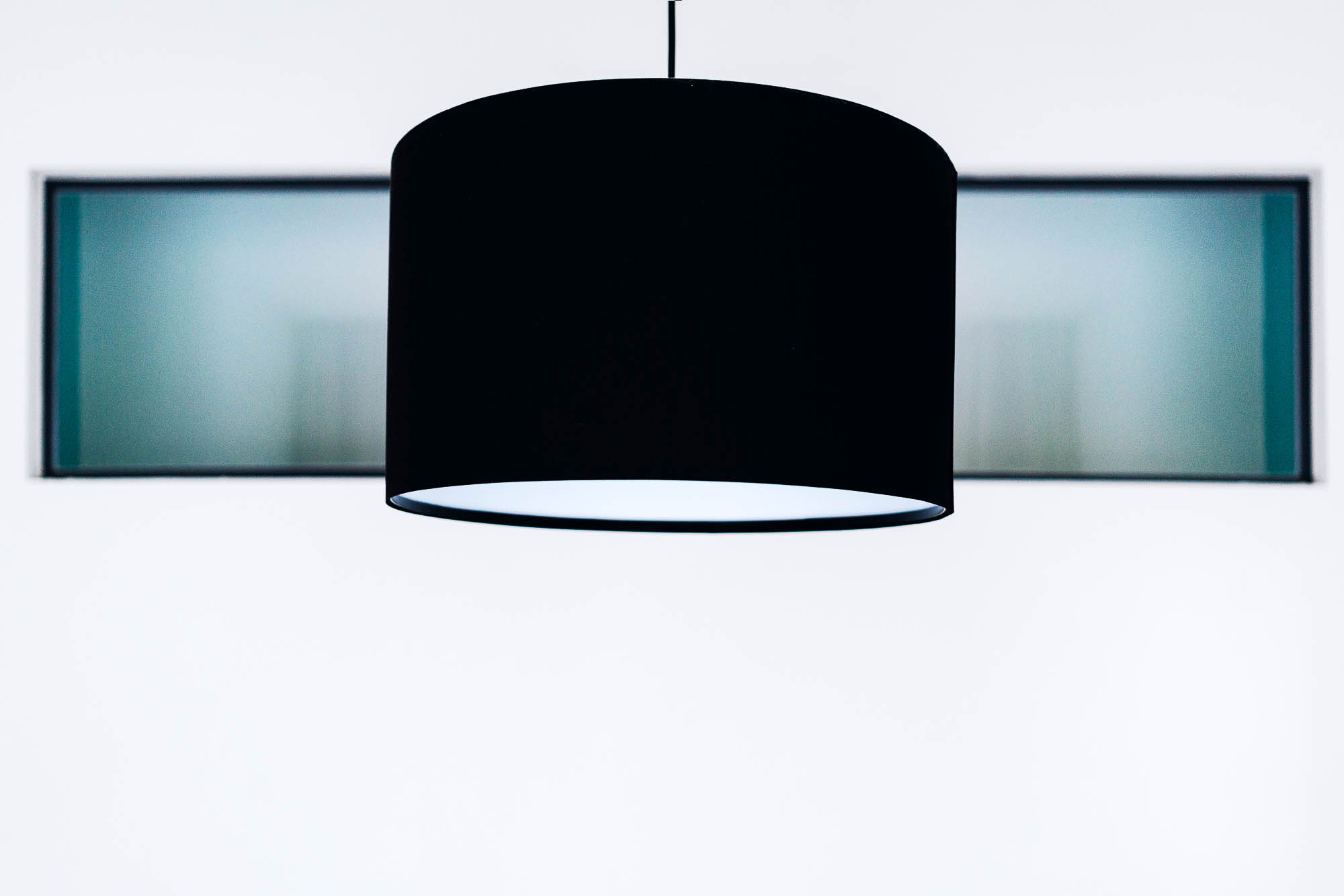 Moderne schwarze Hängelampe im Wohnraum