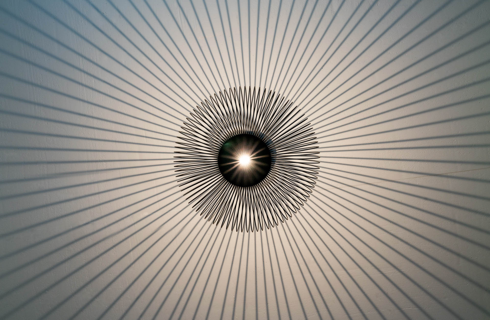 Designerlampe mit radialem Lichtmuster
