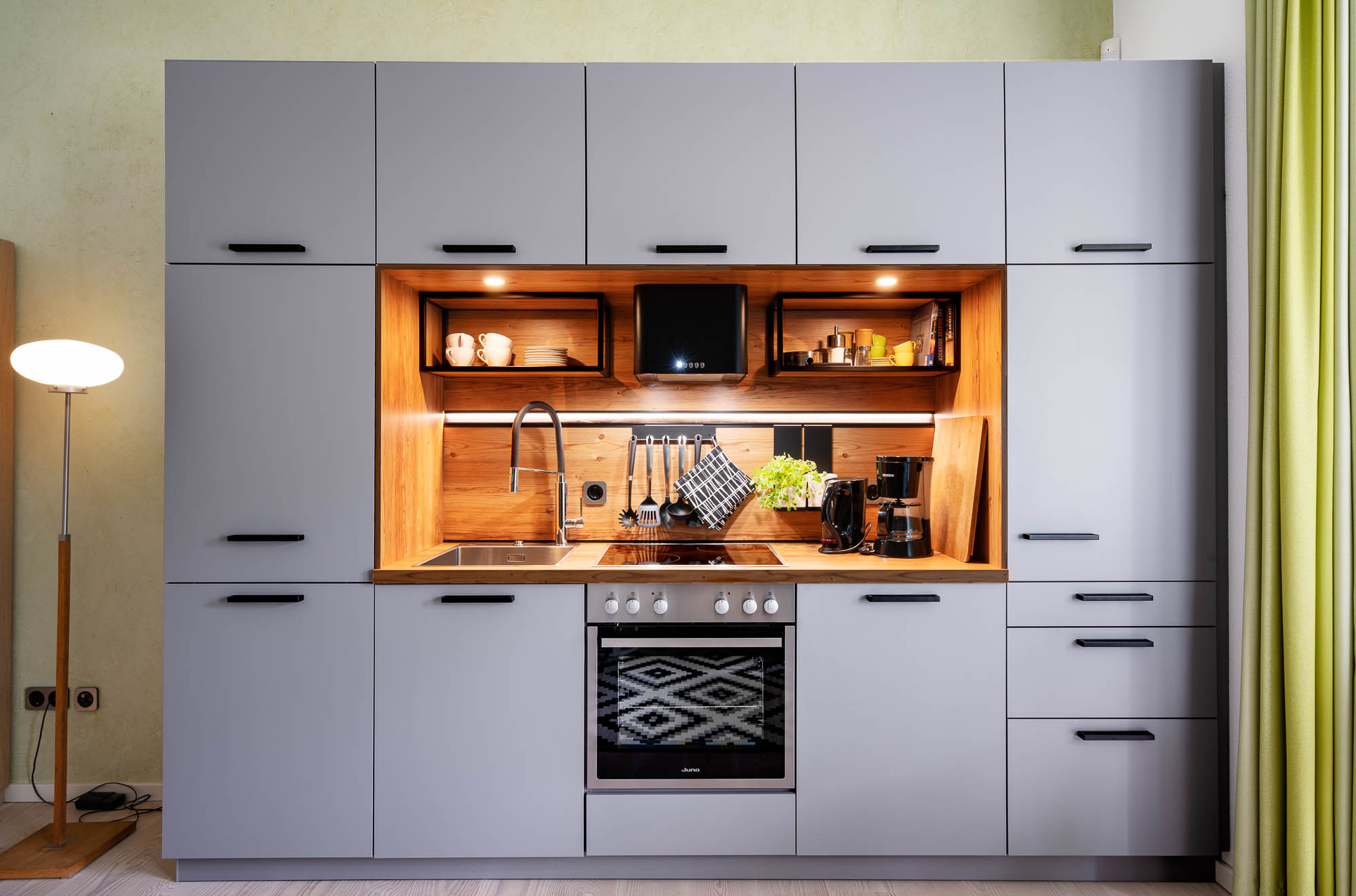 Küche mit Holzdetails und moderner Ausstattung