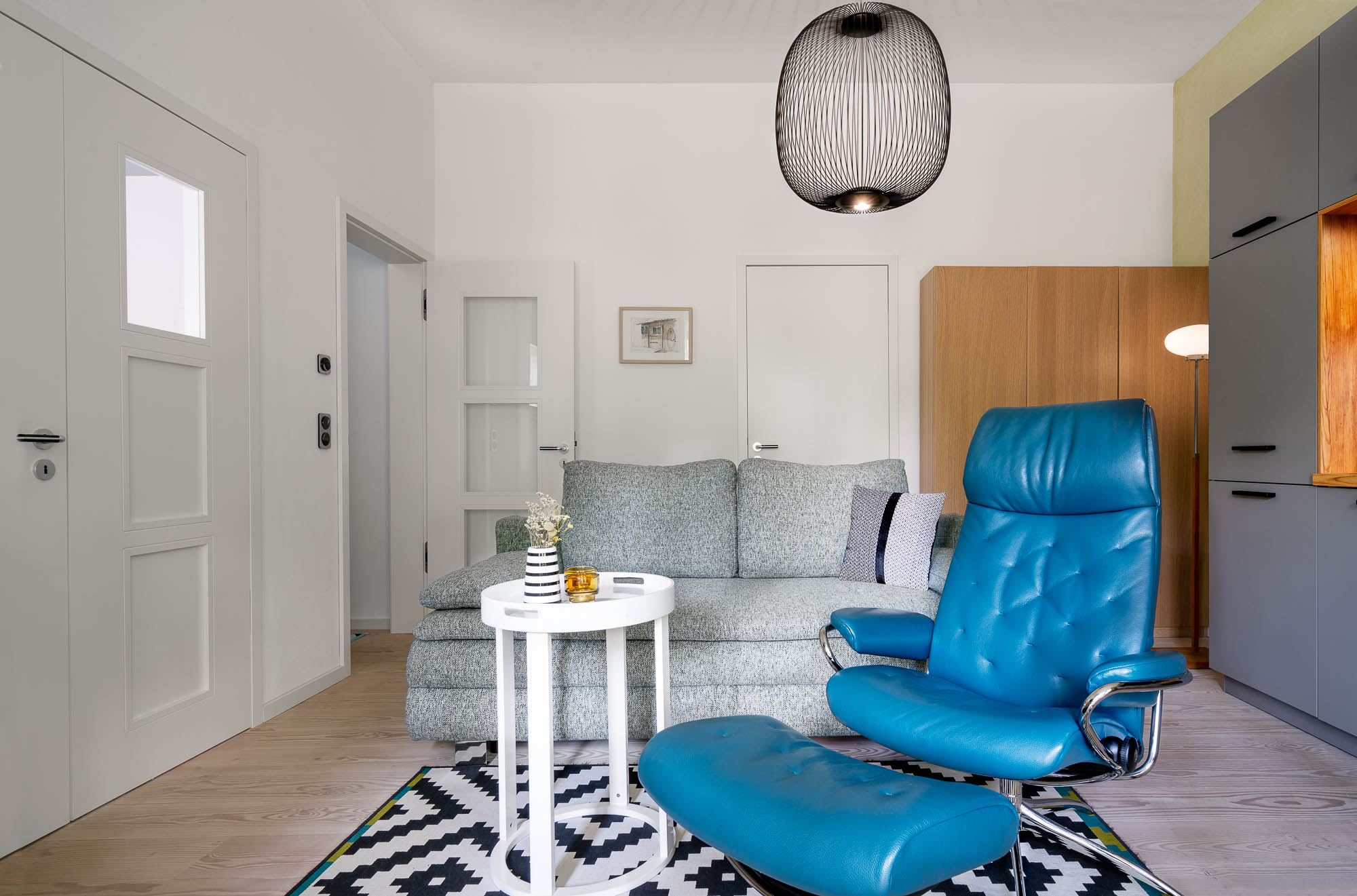 Wohnraum mit blauen Sesseln und heller Einrichtung