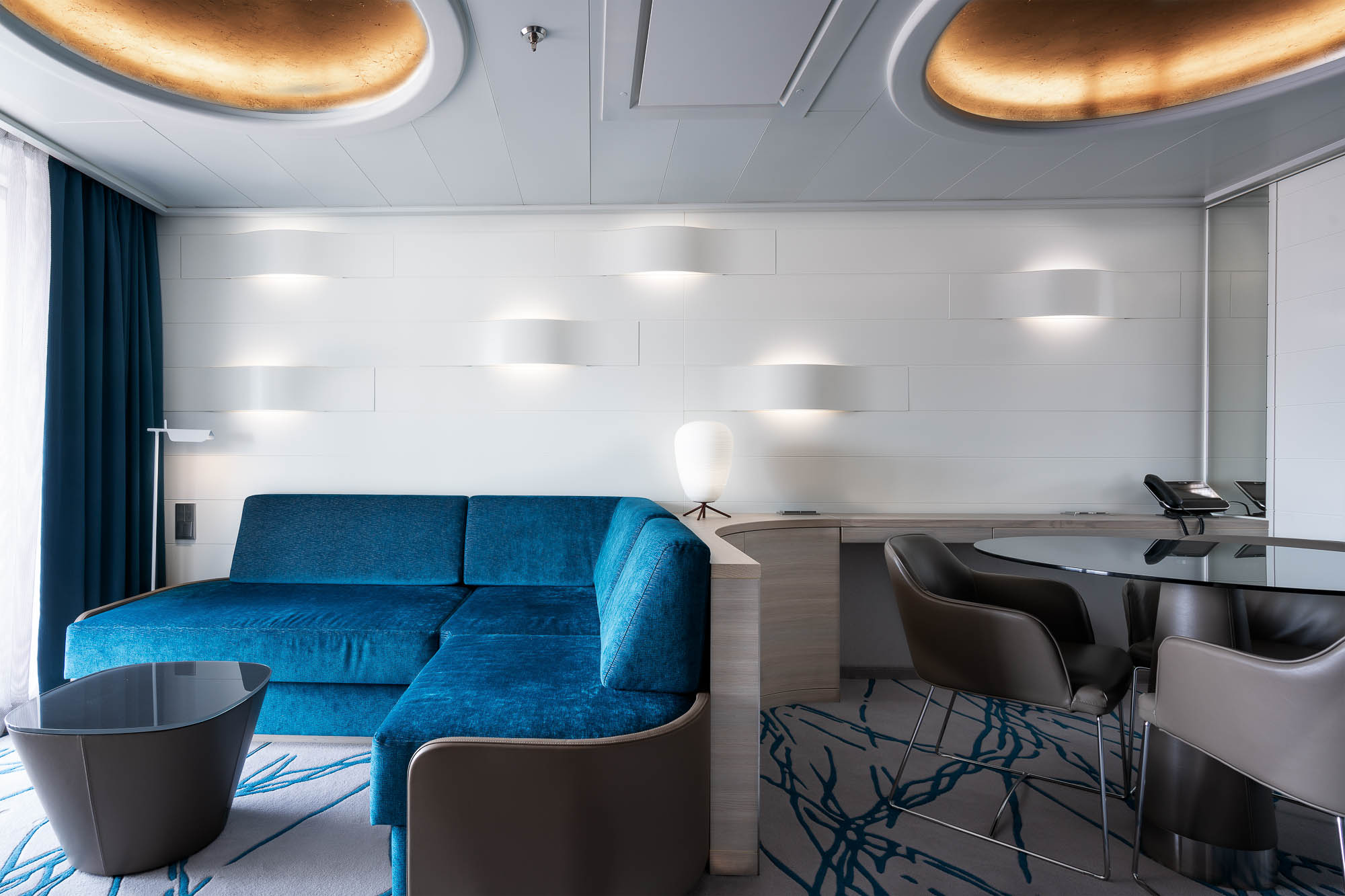 Lounge mit blauen Sesseln auf der Hanseatic Nature