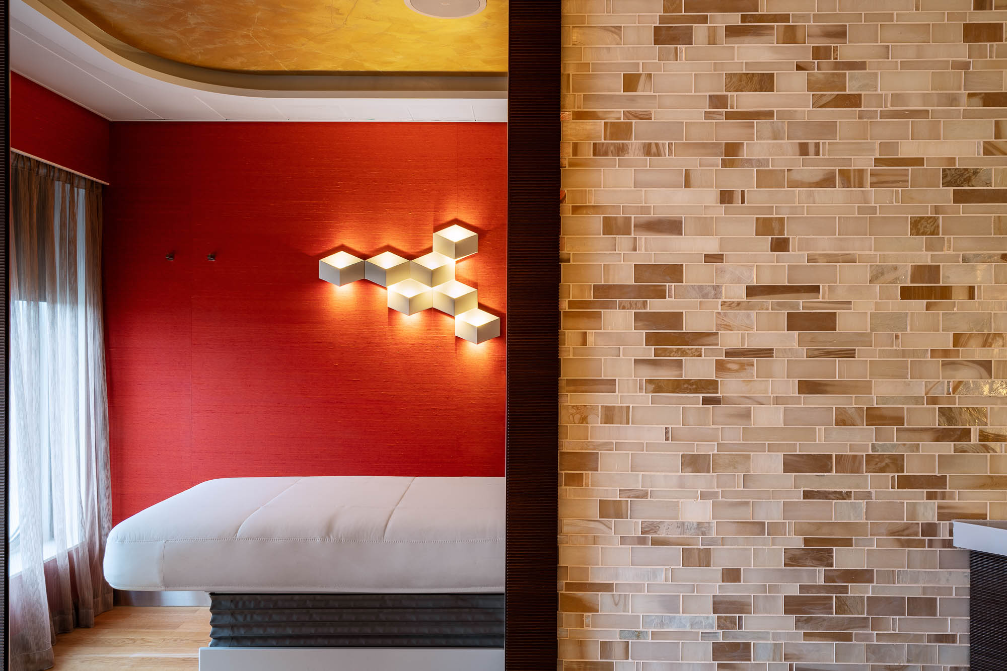 Wellnessraum mit Badewanne auf der Hanseatic Nature