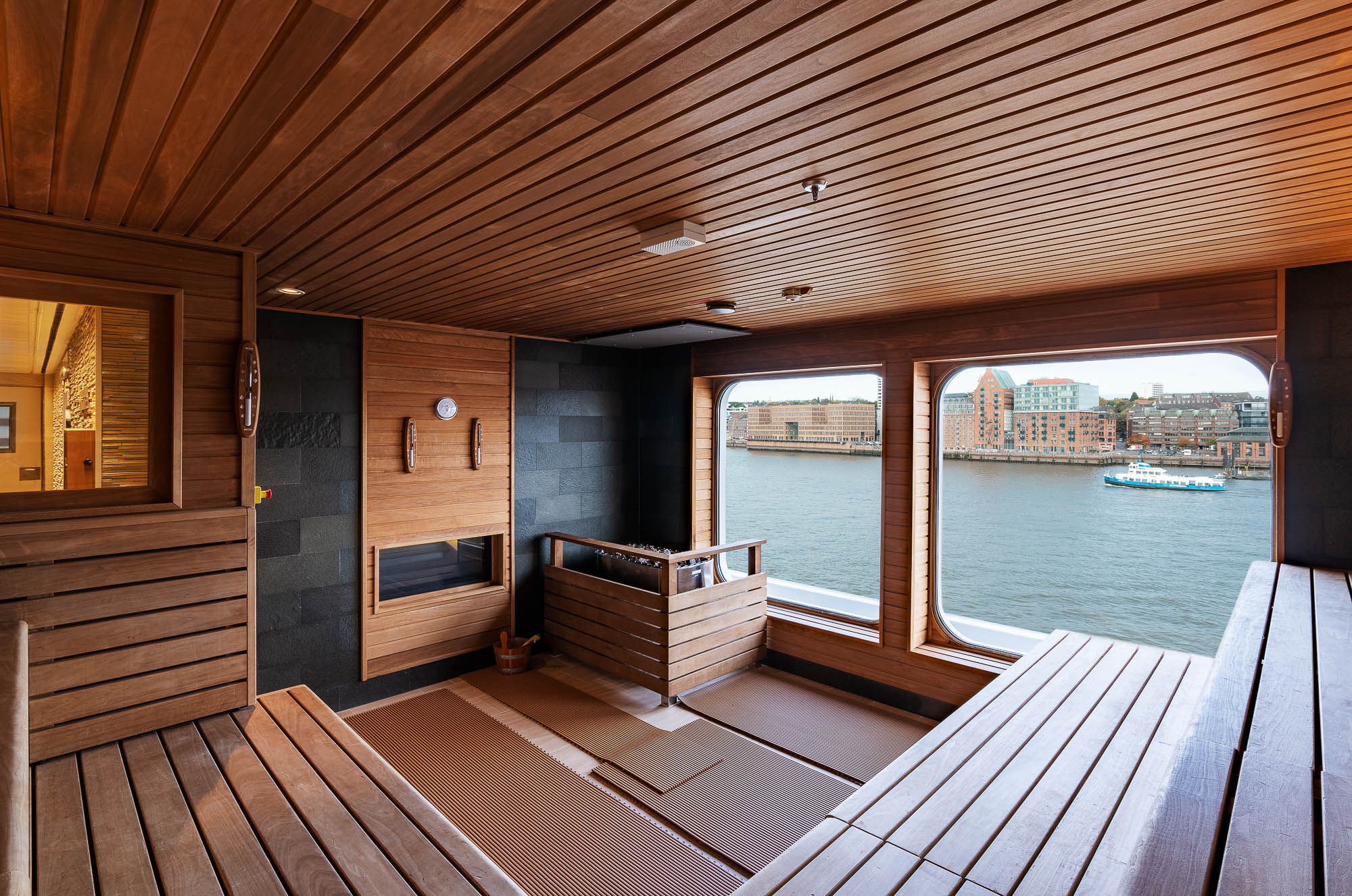 Sauna- und Ruhebereich aus Holz auf der Hanseatic Nature