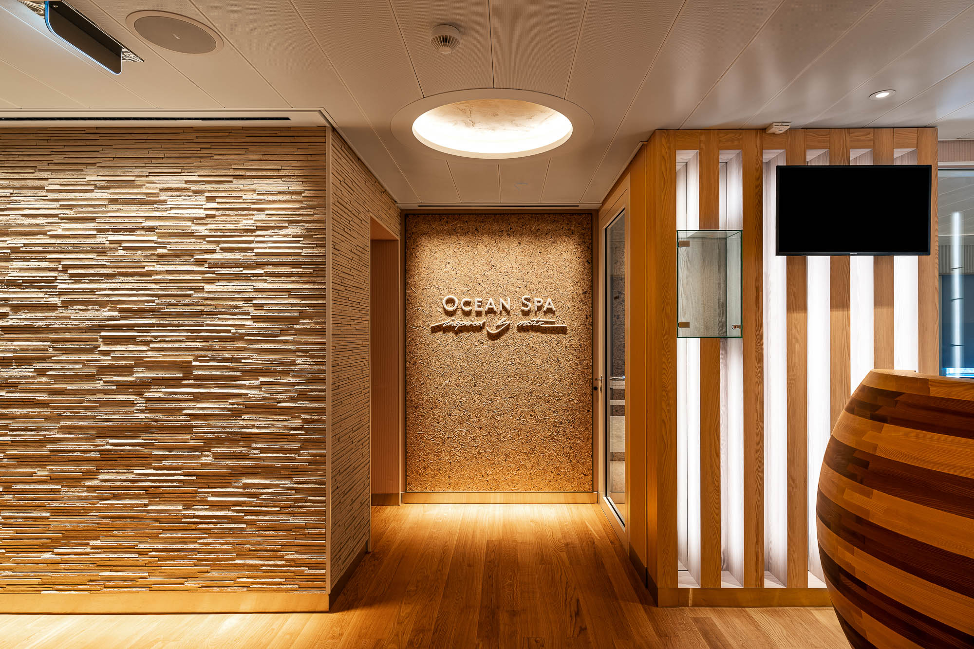 Flur mit Holz- und Lichtdesign auf der Hanseatic Nature