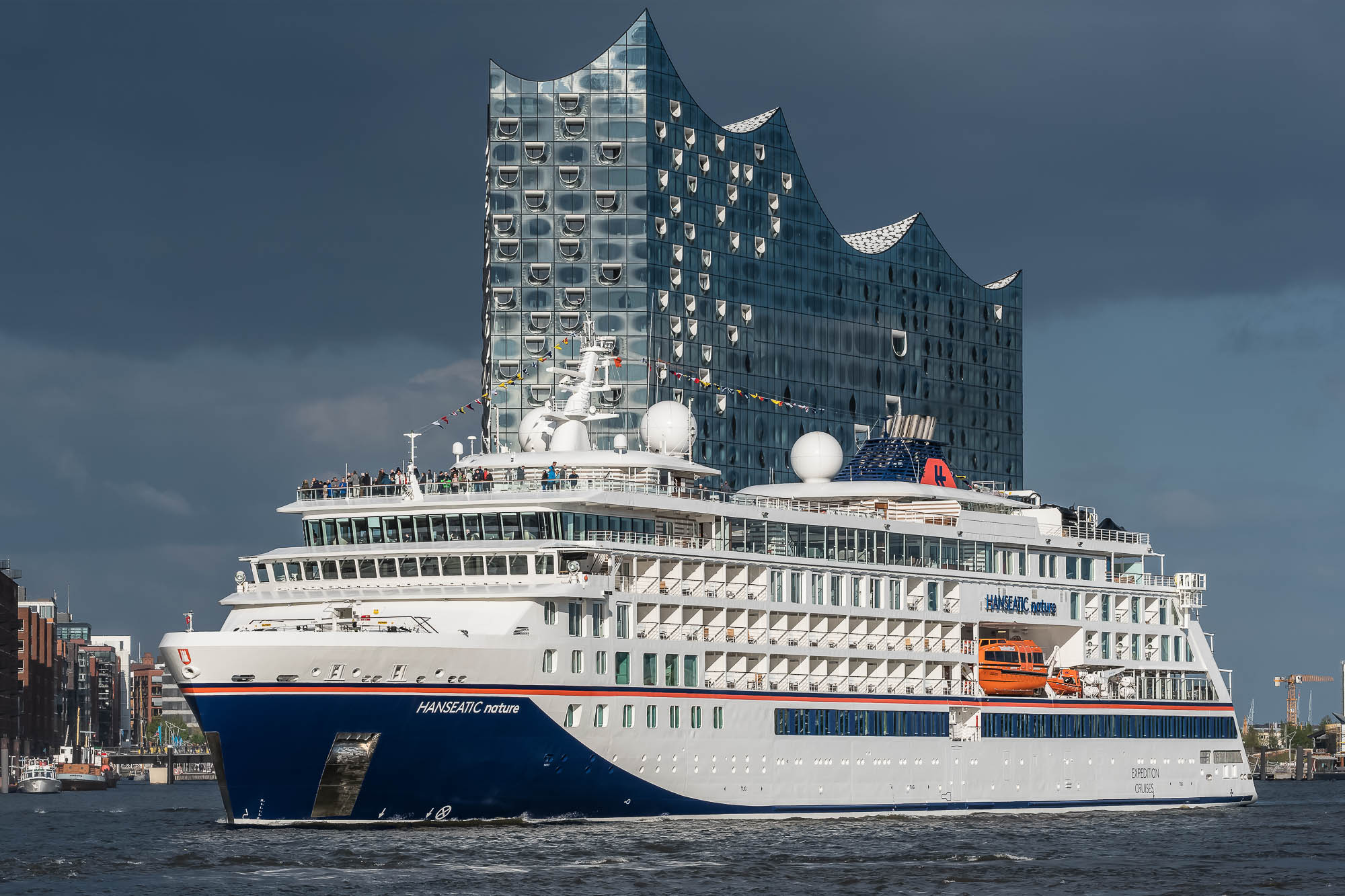 Hanseatic Nature vor der Elbphilharmonie in Hamburg
