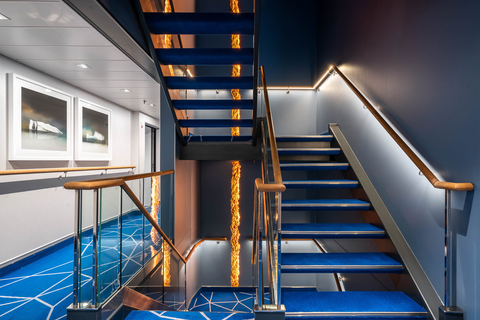 Treppenhaus mit blauen Akzenten auf der Hanseatic Nature