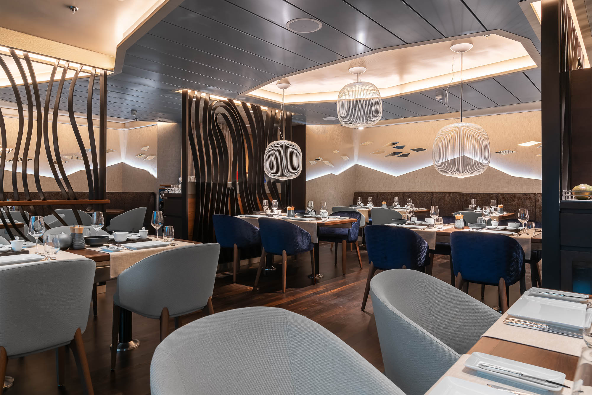 Restaurant mit runden Tischen auf der Hanseatic Nature