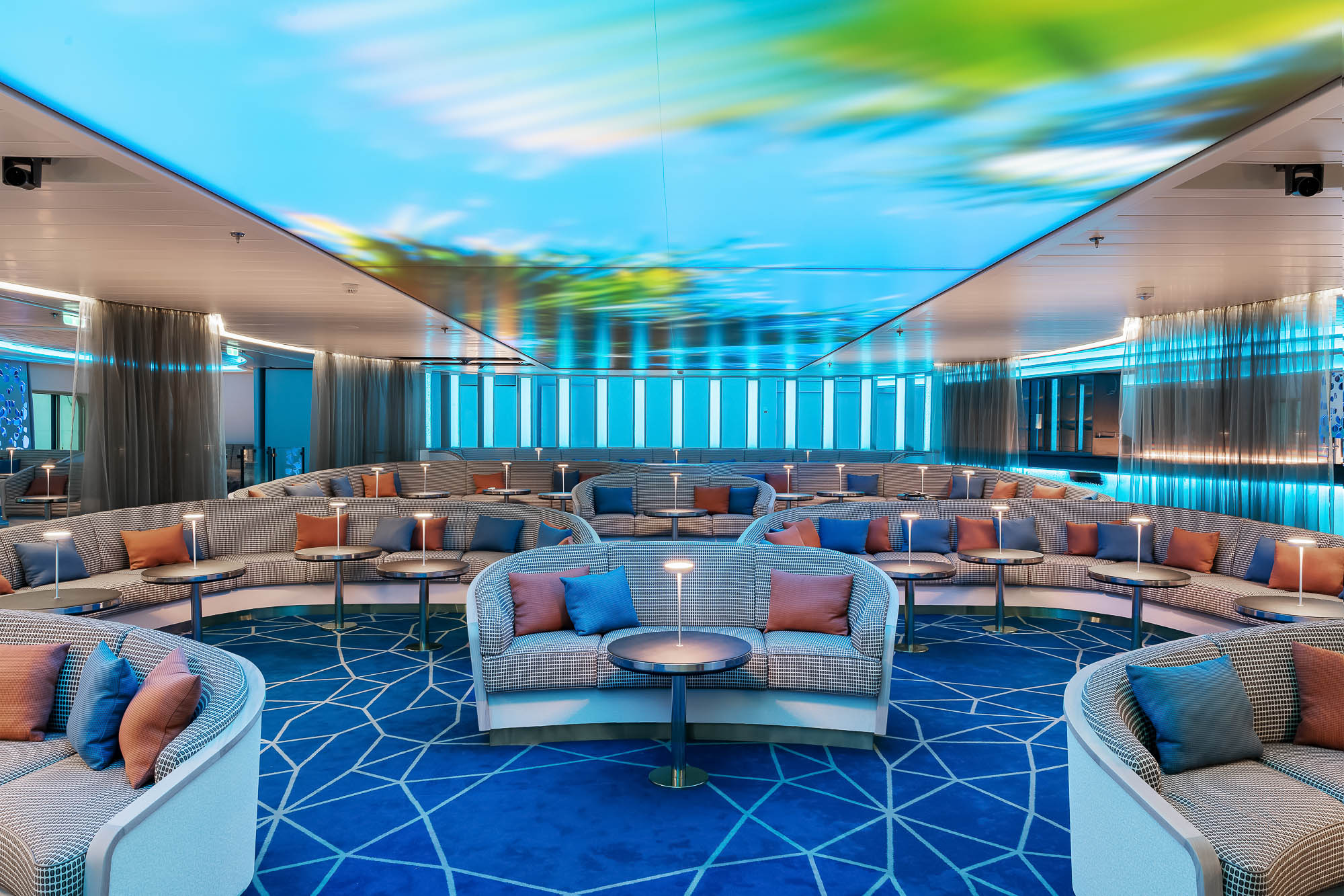 Lounge mit Panoramafenstern auf der Hanseatic Nature