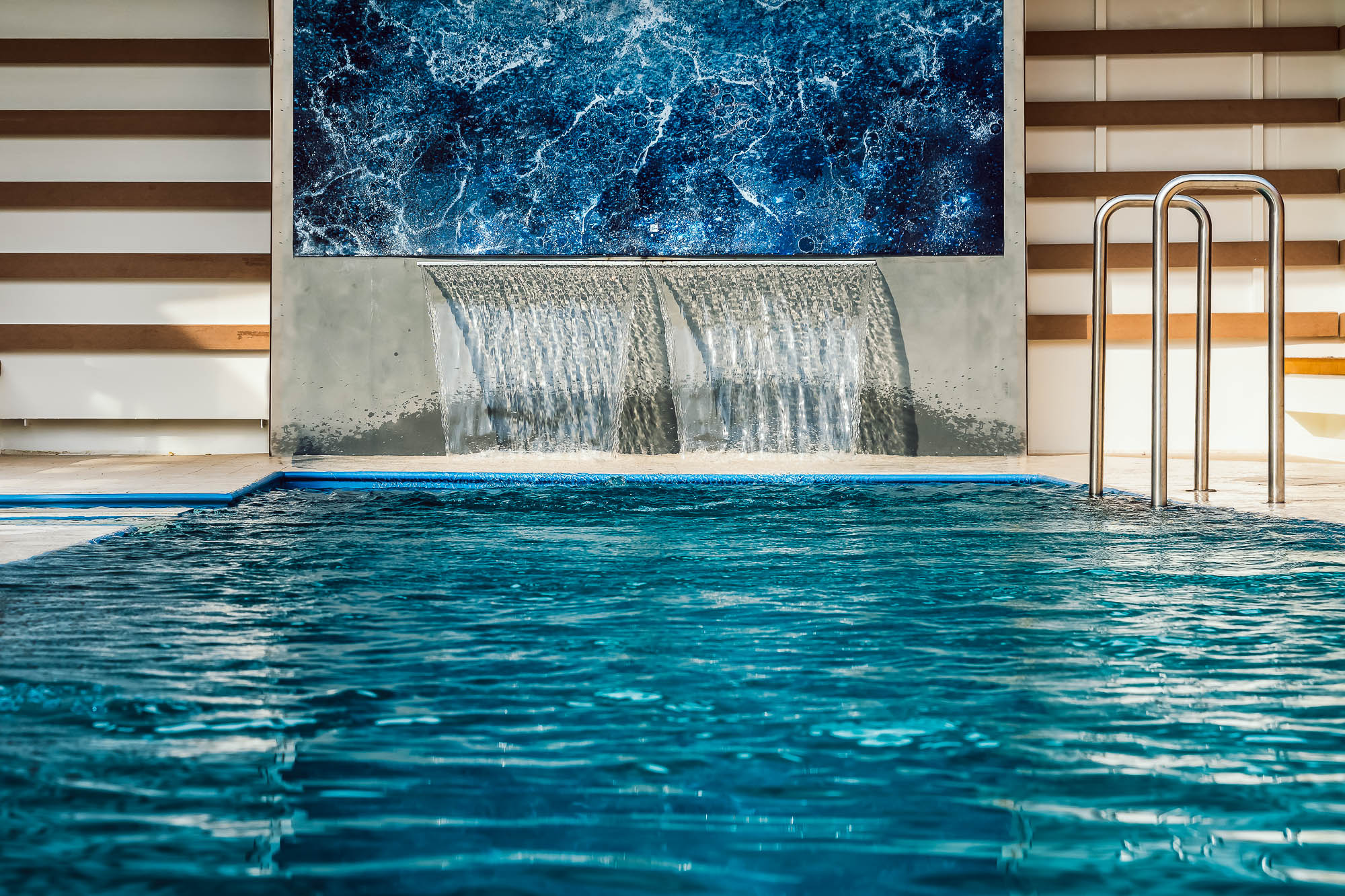 Pooldeck mit Wasserfall auf der Hanseatic Nature