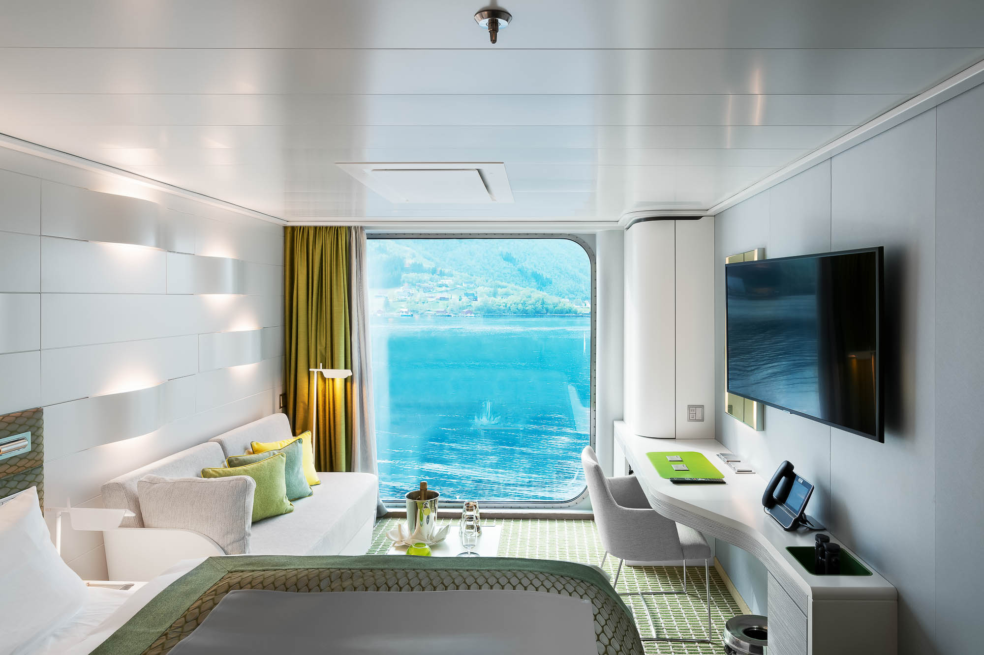 Luxuriöse Kabine mit Meerblick auf der Hanseatic Nature