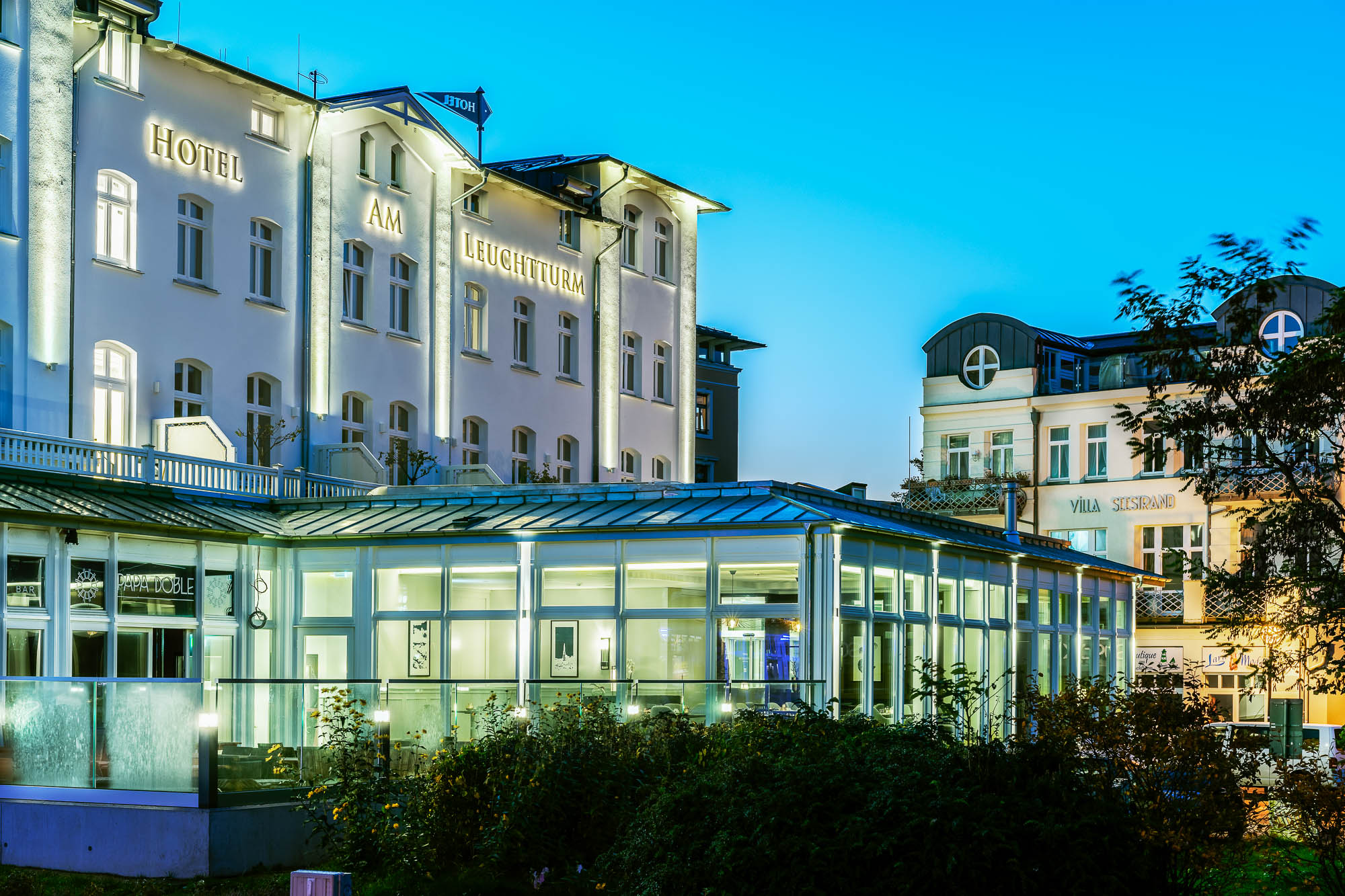 Hotel am Leuchtturm mit Glasveranda und klassischer Fassade
